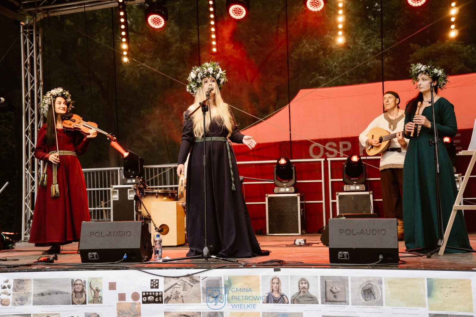 Zdjęcie w galerii na portalu naszraciborz.pl: Niezapomniany wieczór w Kornicach na bis: muzyka, ognisko i rzymscy legioniści wiadomości z regionu