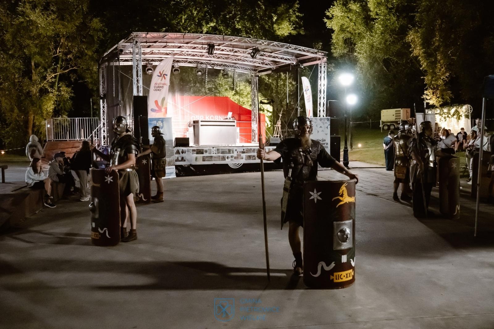 Zdjęcie w galerii na portalu naszraciborz.pl: Niezapomniany wieczór w Kornicach na bis: muzyka, ognisko i rzymscy legioniści wiadomości z regionu