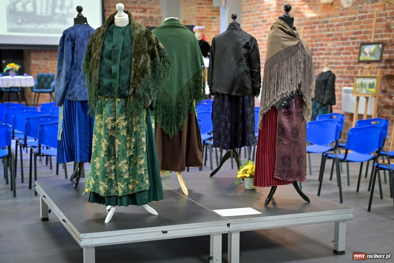 Zdjęcie w galerii na portalu naszraciborz.pl: Wernisaż i konferencja o śląskim stroju ludowym w Tworkowie wiadomości z regionu