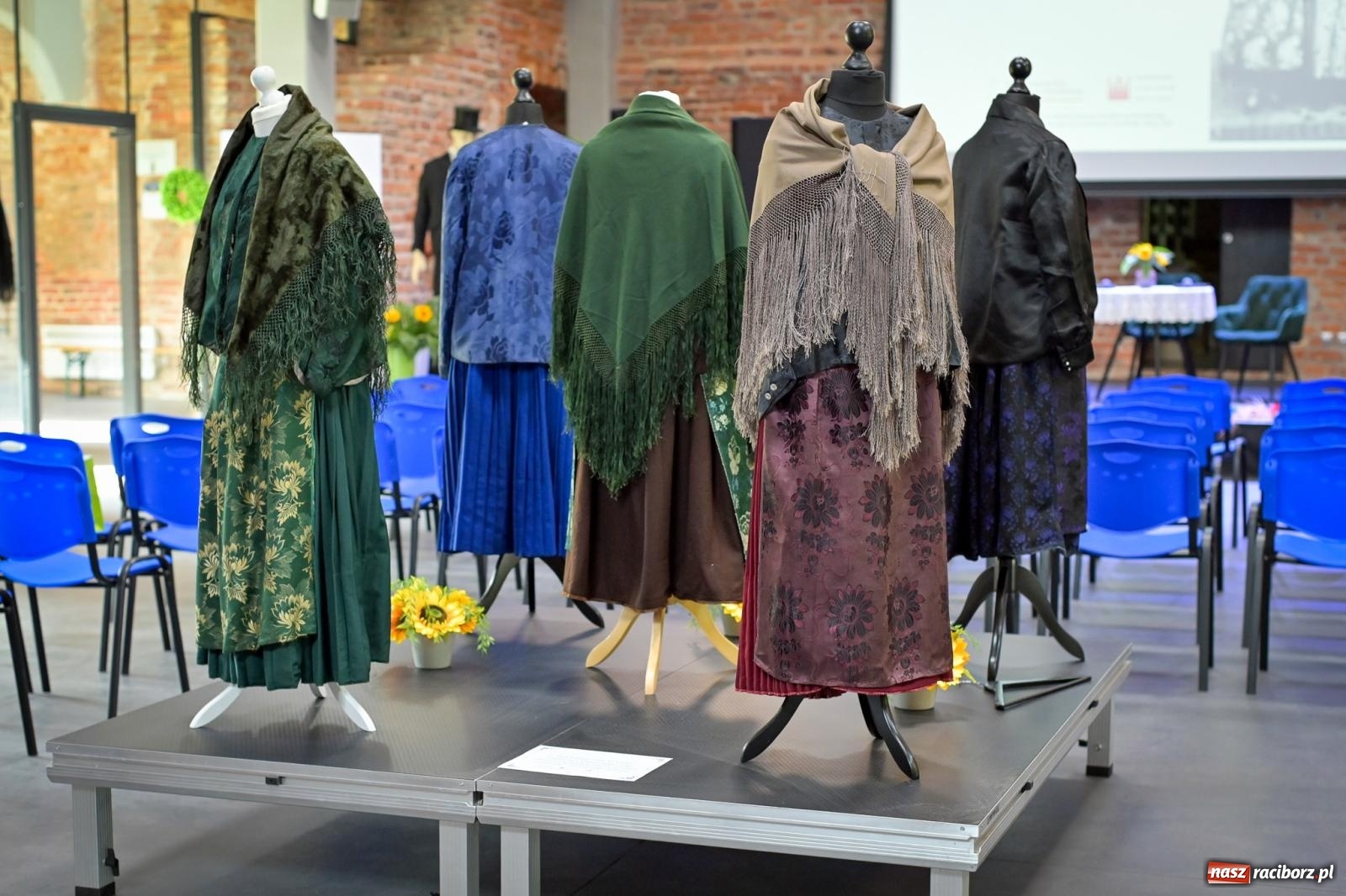 Zdjęcie w galerii na portalu naszraciborz.pl: Wernisaż i konferencja o śląskim stroju ludowym w Tworkowie wiadomości z regionu