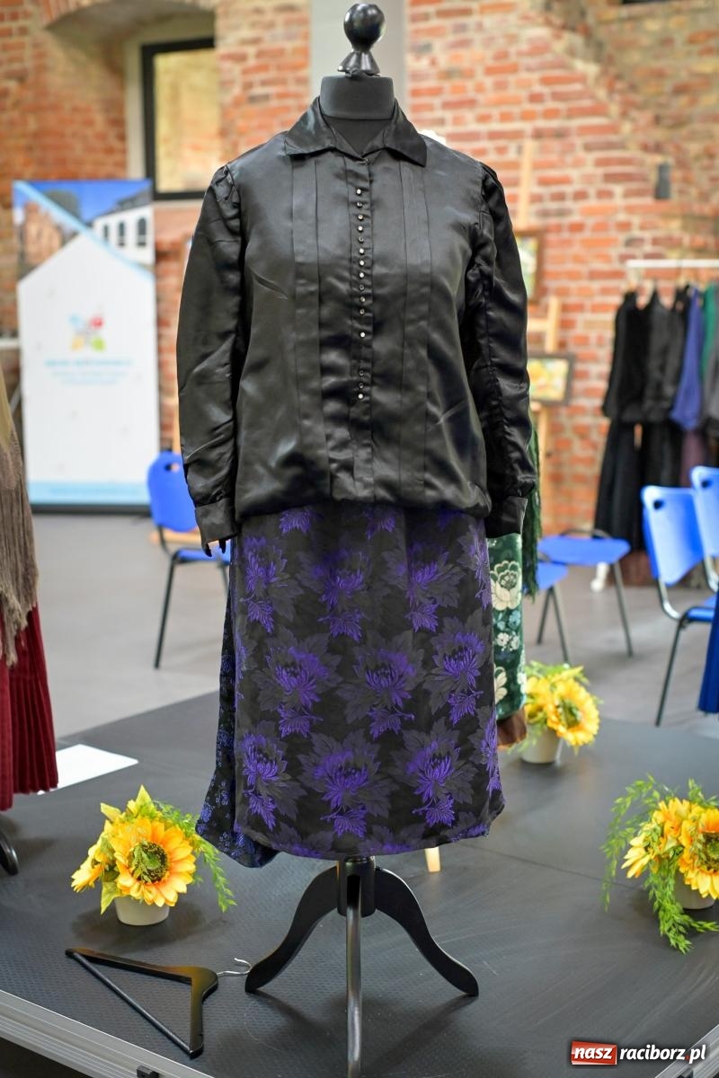 Zdjęcie w galerii na portalu naszraciborz.pl: Wernisaż i konferencja o śląskim stroju ludowym w Tworkowie wiadomości z regionu