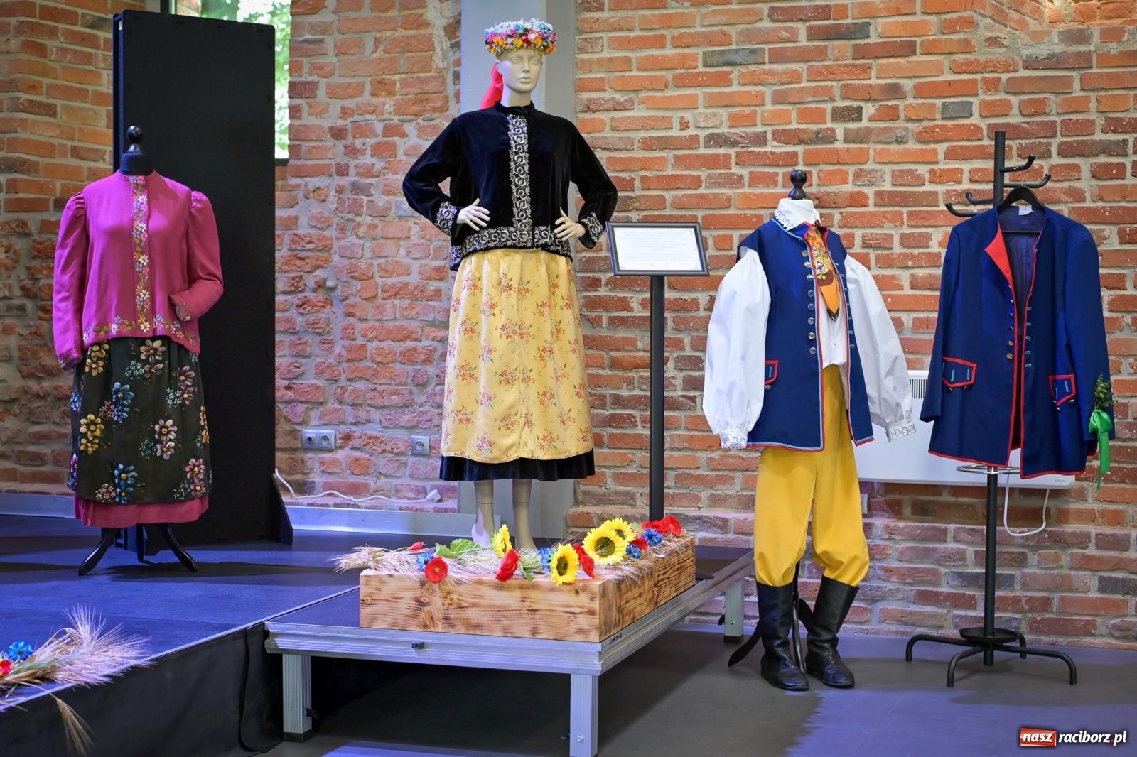 Zdjęcie w galerii na portalu naszraciborz.pl: Wernisaż i konferencja o śląskim stroju ludowym w Tworkowie wiadomości z regionu