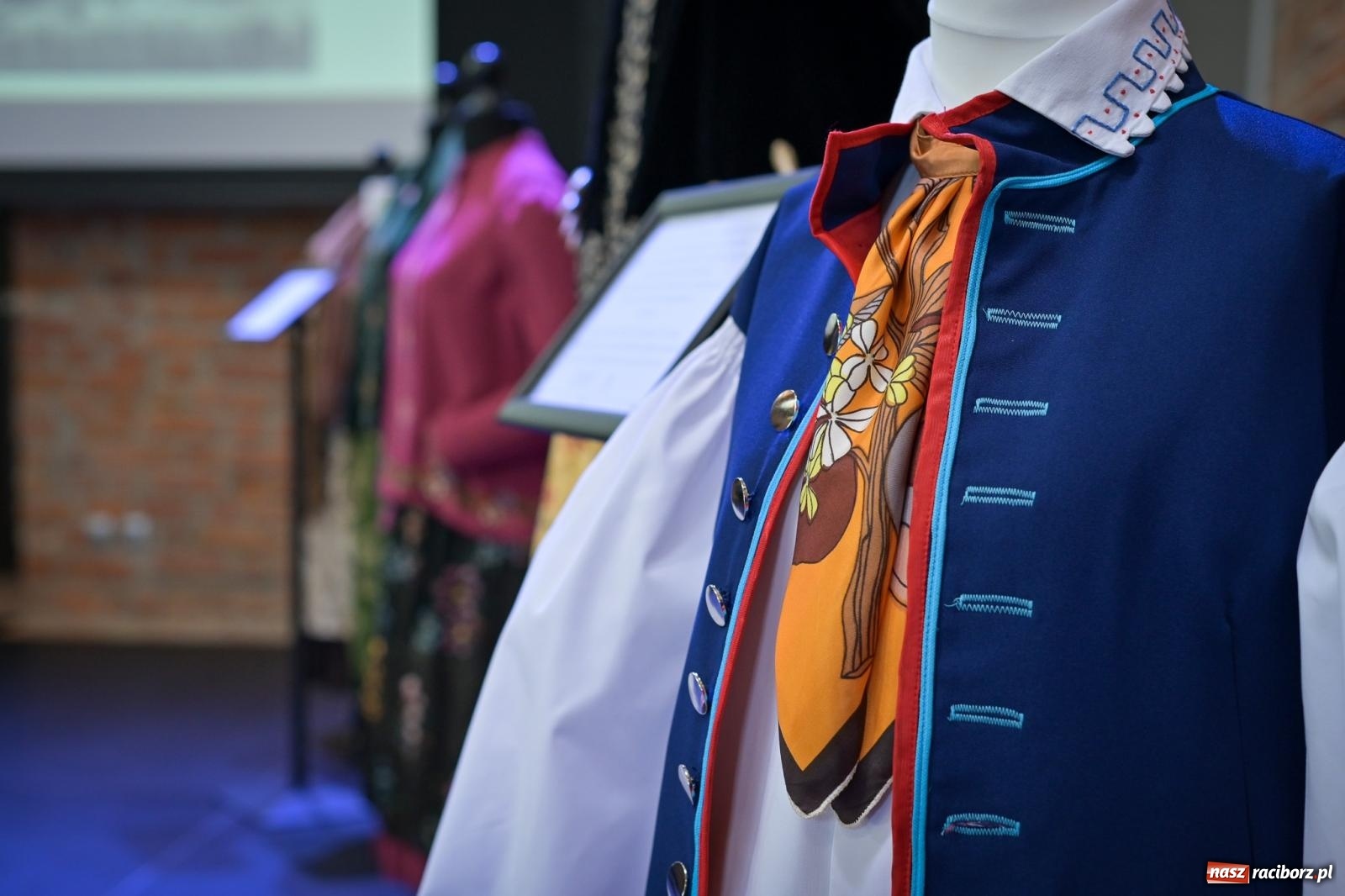 Zdjęcie w galerii na portalu naszraciborz.pl: Wernisaż i konferencja o śląskim stroju ludowym w Tworkowie wiadomości z regionu