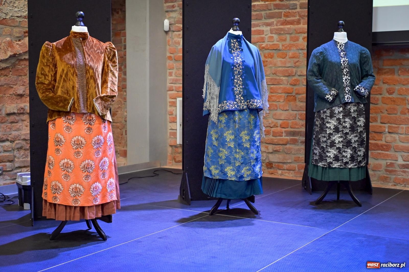 Zdjęcie w galerii na portalu naszraciborz.pl: Wernisaż i konferencja o śląskim stroju ludowym w Tworkowie wiadomości z regionu