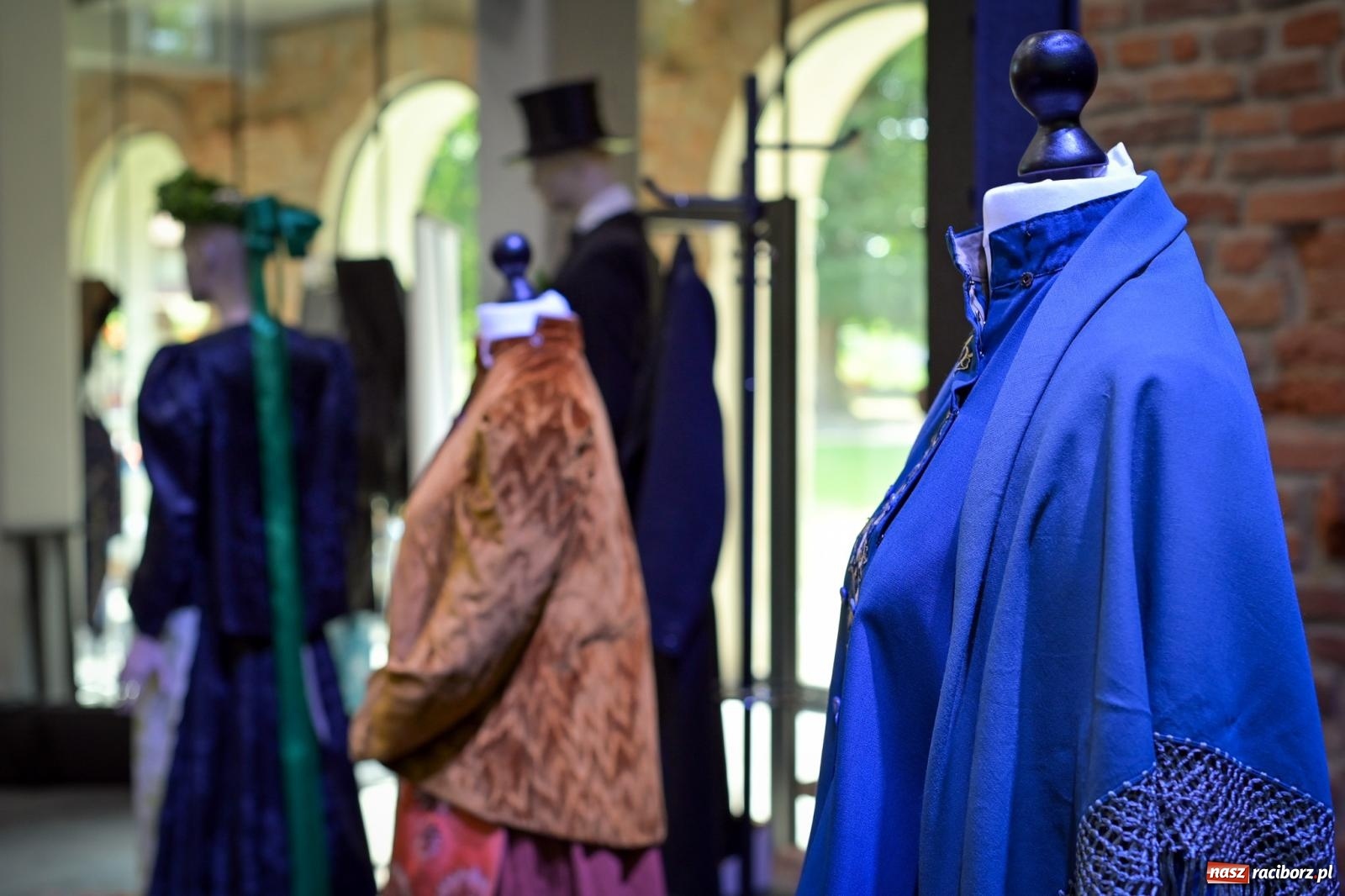 Zdjęcie w galerii na portalu naszraciborz.pl: Wernisaż i konferencja o śląskim stroju ludowym w Tworkowie wiadomości z regionu