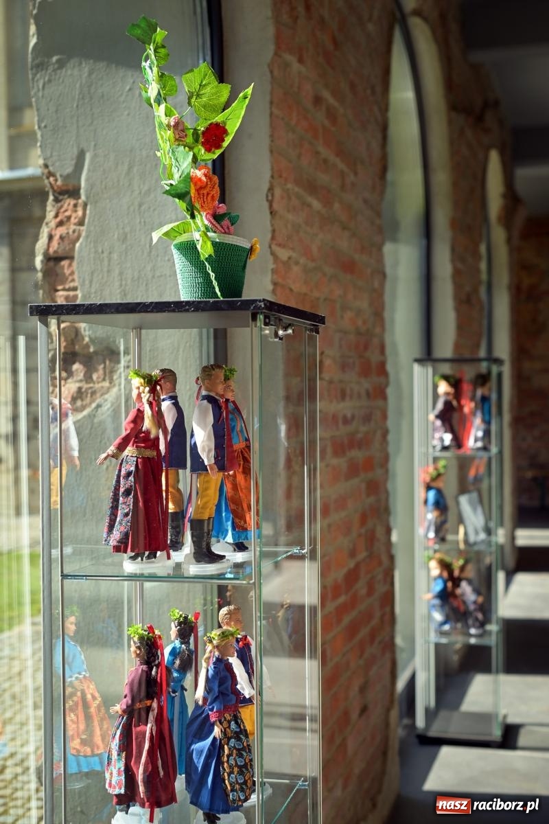 Zdjęcie w galerii na portalu naszraciborz.pl: Wernisaż i konferencja o śląskim stroju ludowym w Tworkowie wiadomości z regionu