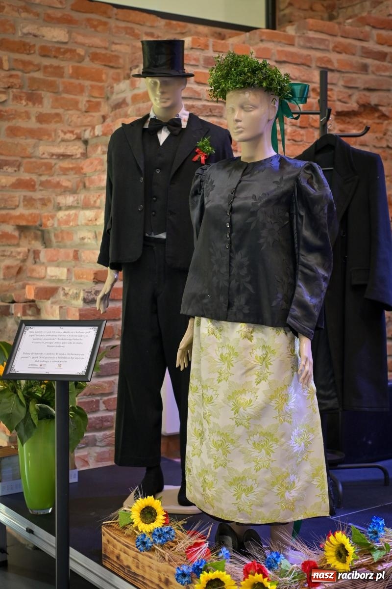 Zdjęcie w galerii na portalu naszraciborz.pl: Wernisaż i konferencja o śląskim stroju ludowym w Tworkowie wiadomości z regionu