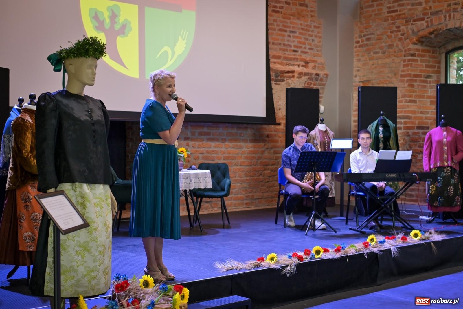 Zdjęcie w galerii na portalu naszraciborz.pl: Wernisaż i konferencja o śląskim stroju ludowym w Tworkowie wiadomości z regionu