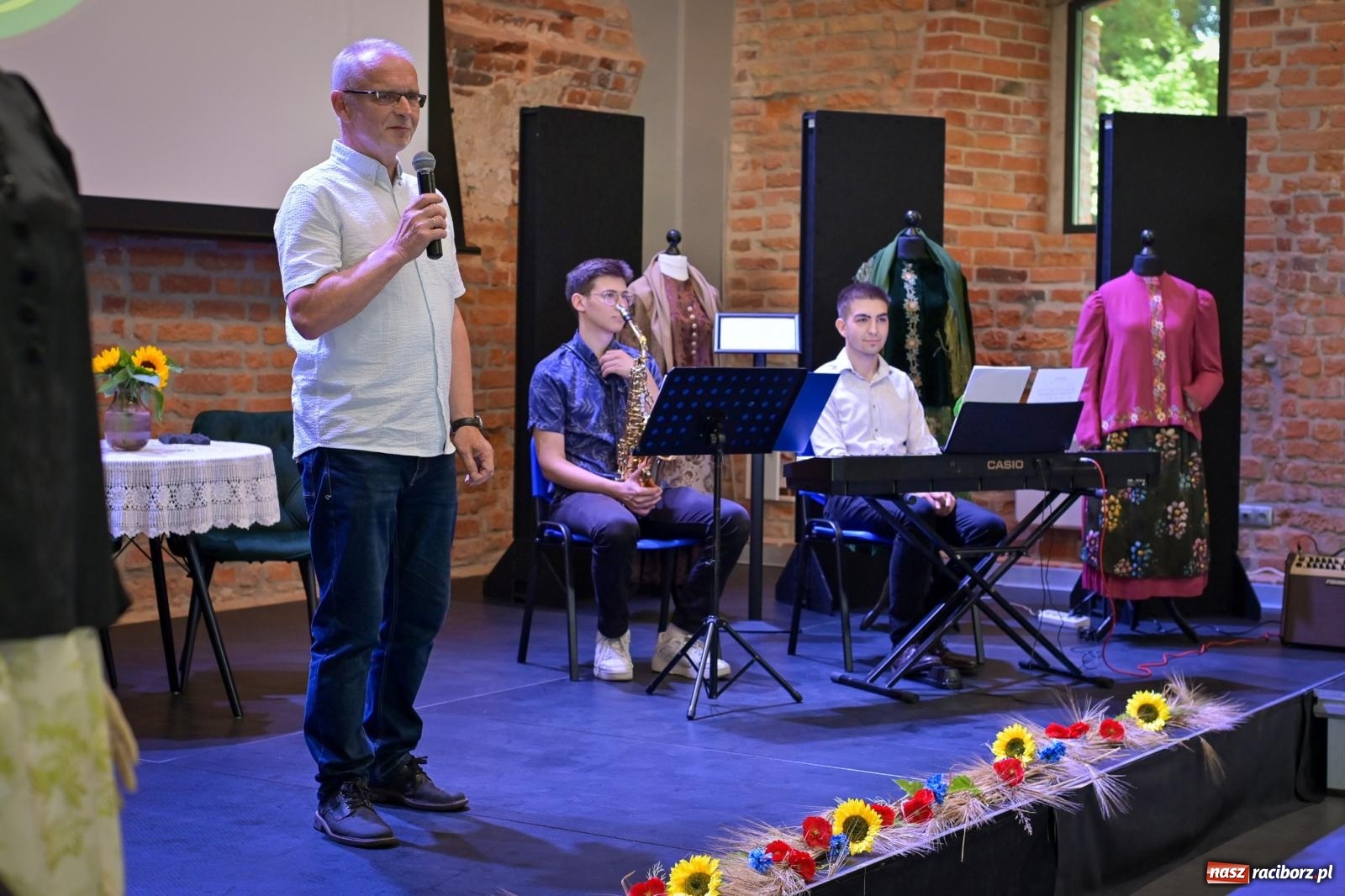 Zdjęcie w galerii na portalu naszraciborz.pl: Wernisaż i konferencja o śląskim stroju ludowym w Tworkowie wiadomości z regionu