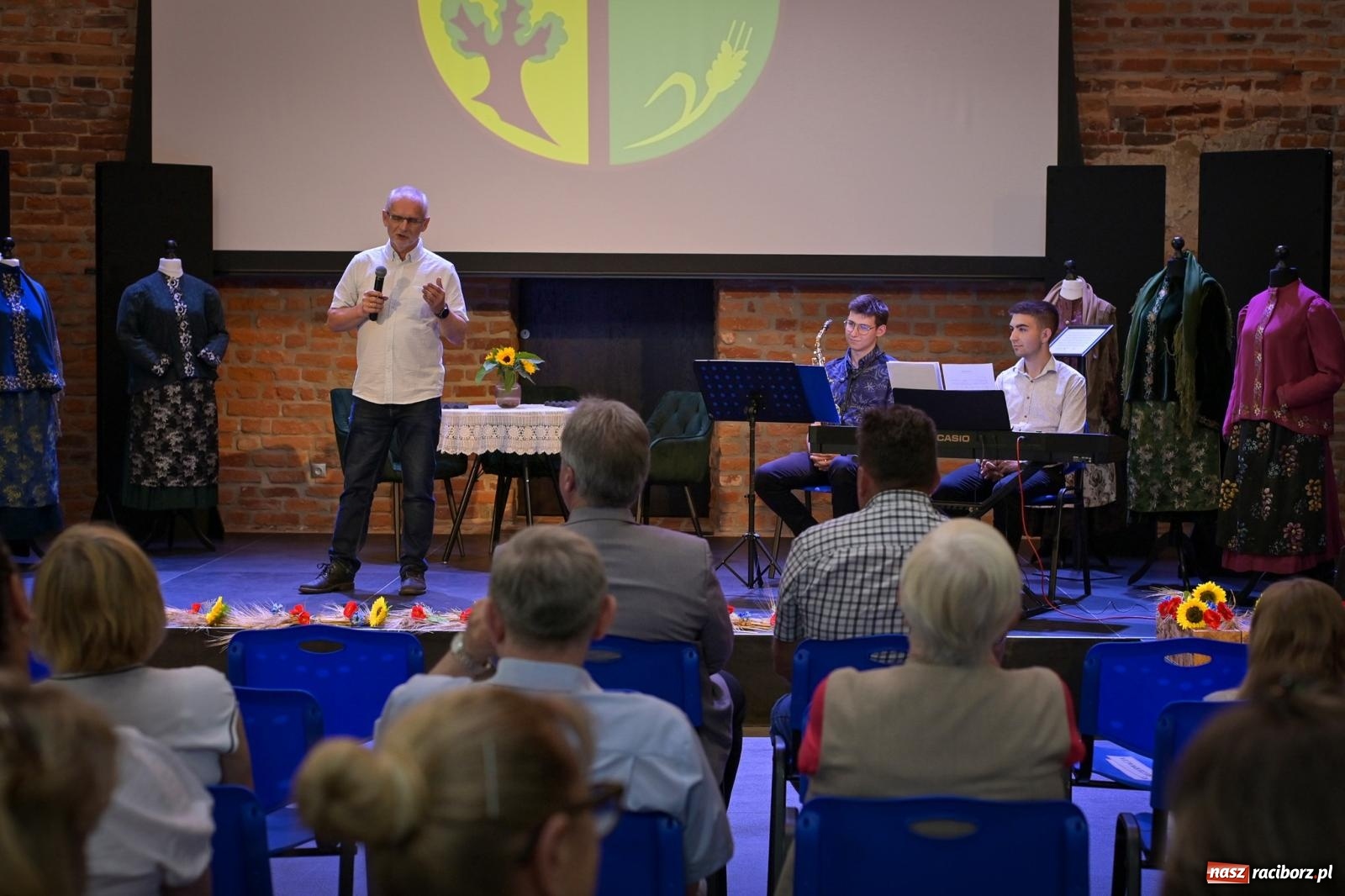 Zdjęcie w galerii na portalu naszraciborz.pl: Wernisaż i konferencja o śląskim stroju ludowym w Tworkowie wiadomości z regionu