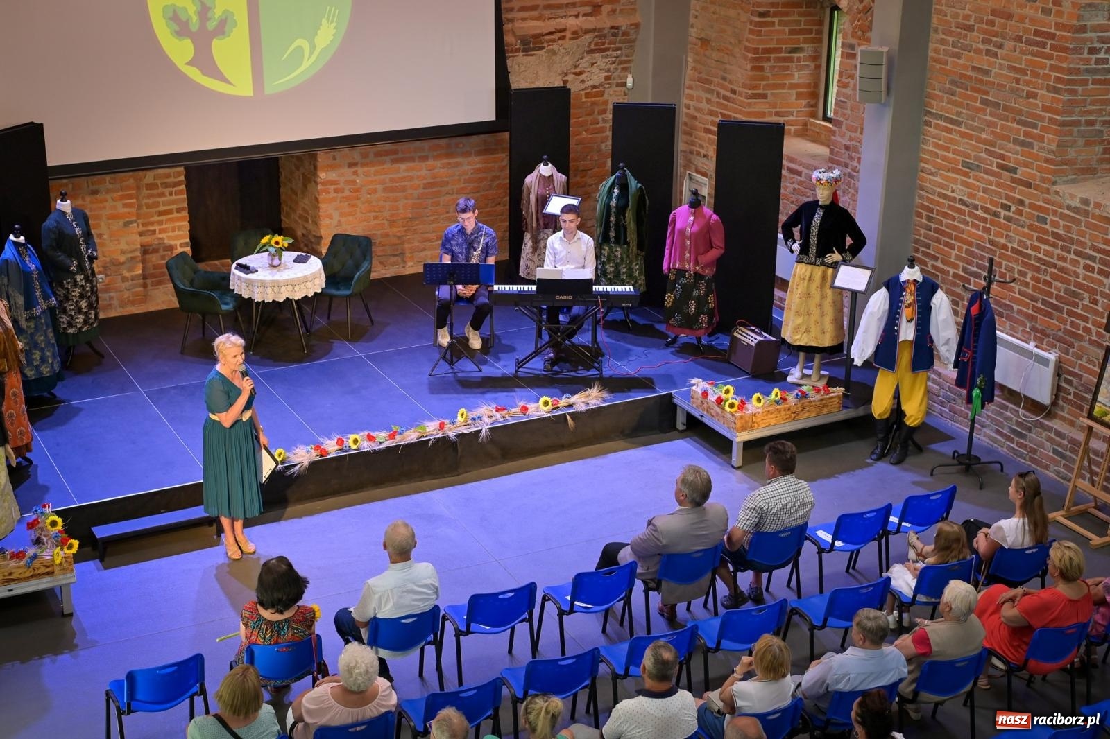 Zdjęcie w galerii na portalu naszraciborz.pl: Wernisaż i konferencja o śląskim stroju ludowym w Tworkowie wiadomości z regionu