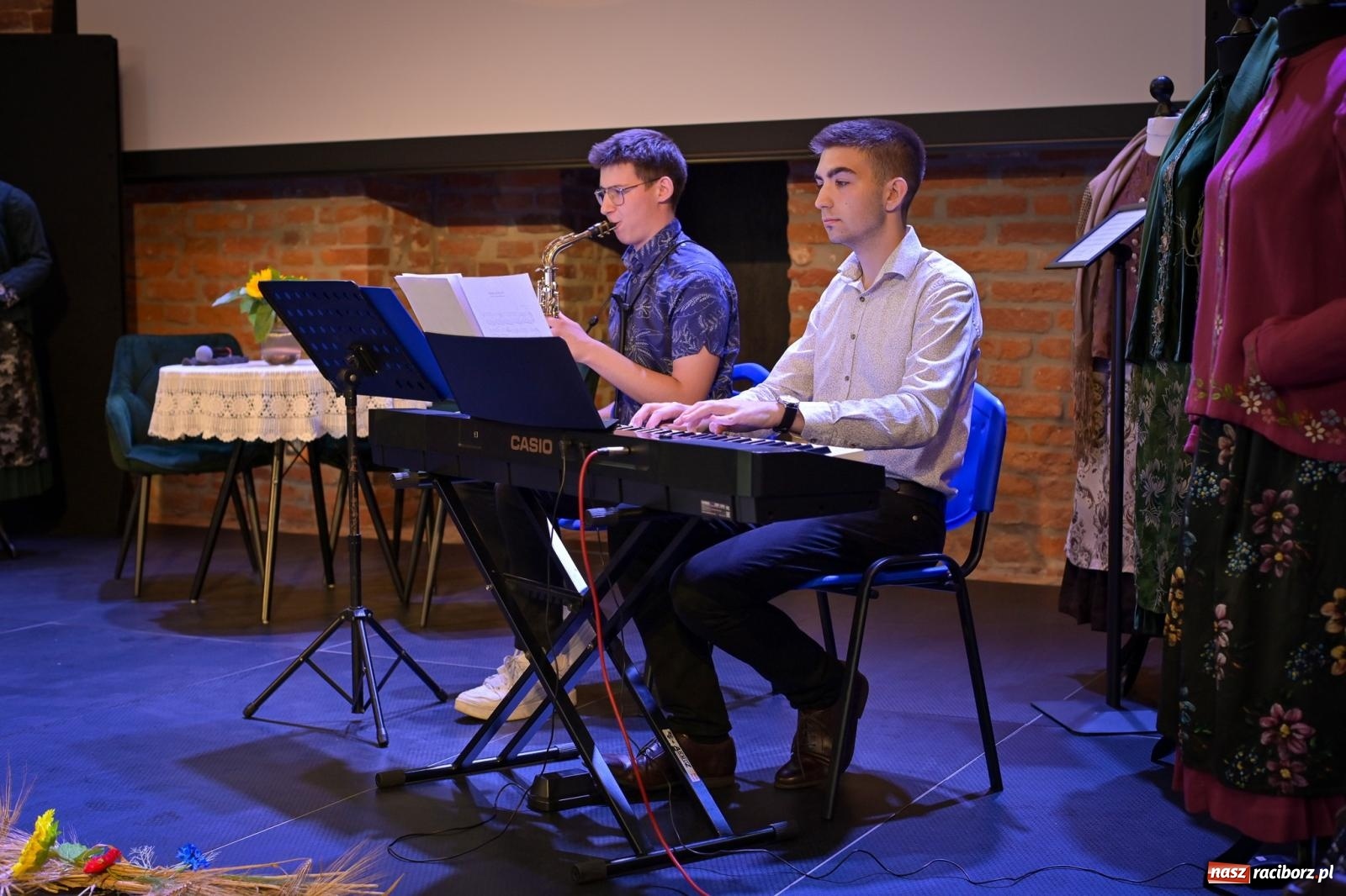 Zdjęcie w galerii na portalu naszraciborz.pl: Wernisaż i konferencja o śląskim stroju ludowym w Tworkowie wiadomości z regionu