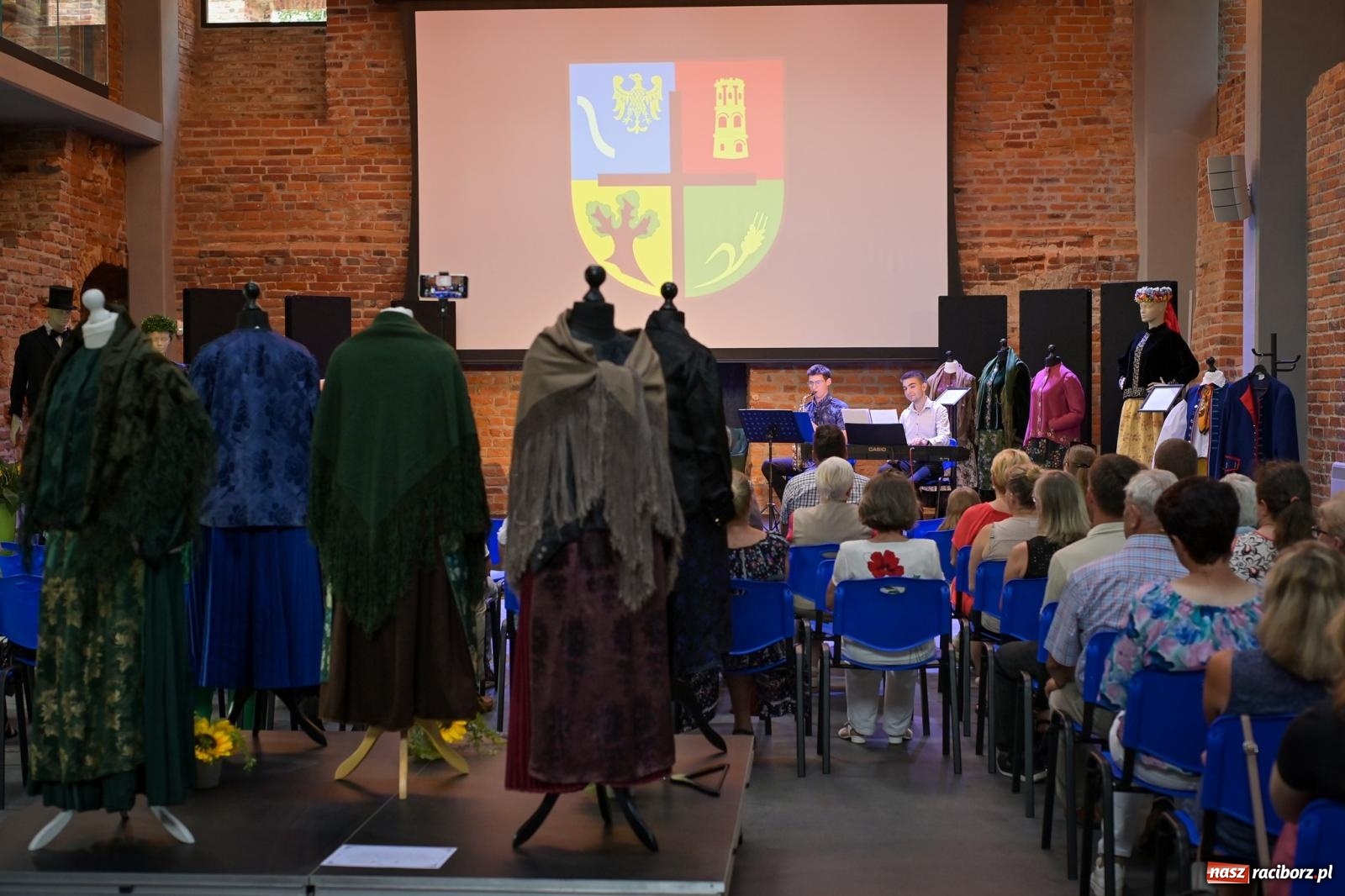 Zdjęcie w galerii na portalu naszraciborz.pl: Wernisaż i konferencja o śląskim stroju ludowym w Tworkowie wiadomości z regionu