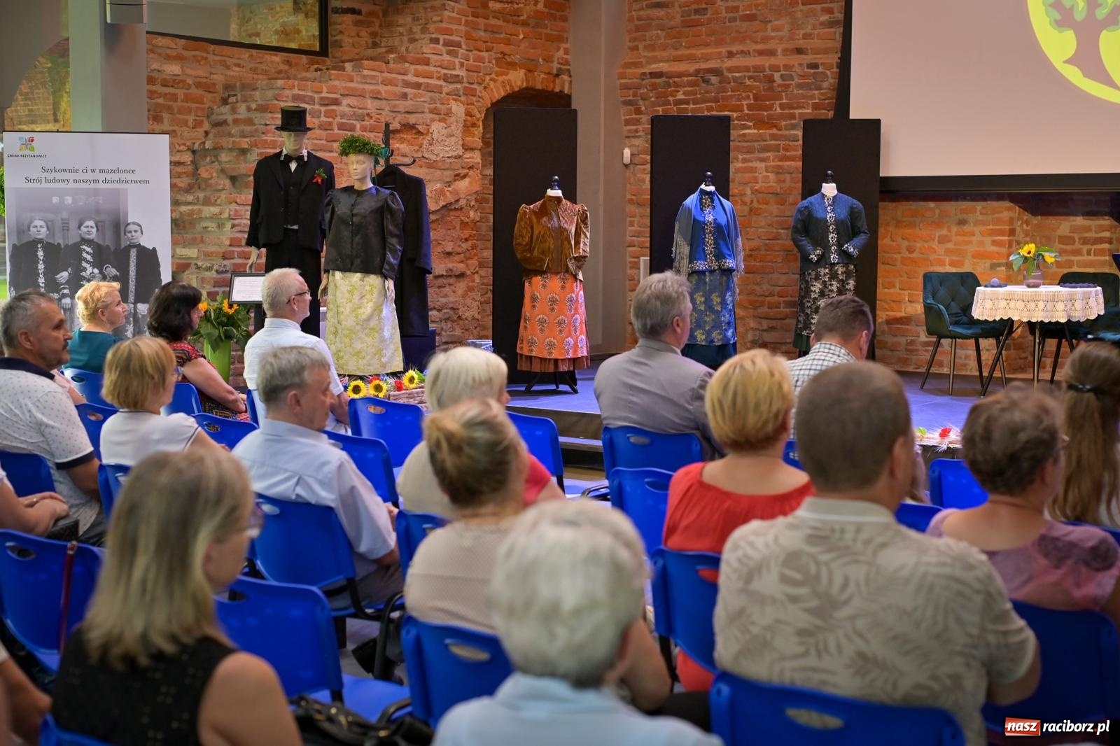 Zdjęcie w galerii na portalu naszraciborz.pl: Wernisaż i konferencja o śląskim stroju ludowym w Tworkowie wiadomości z regionu