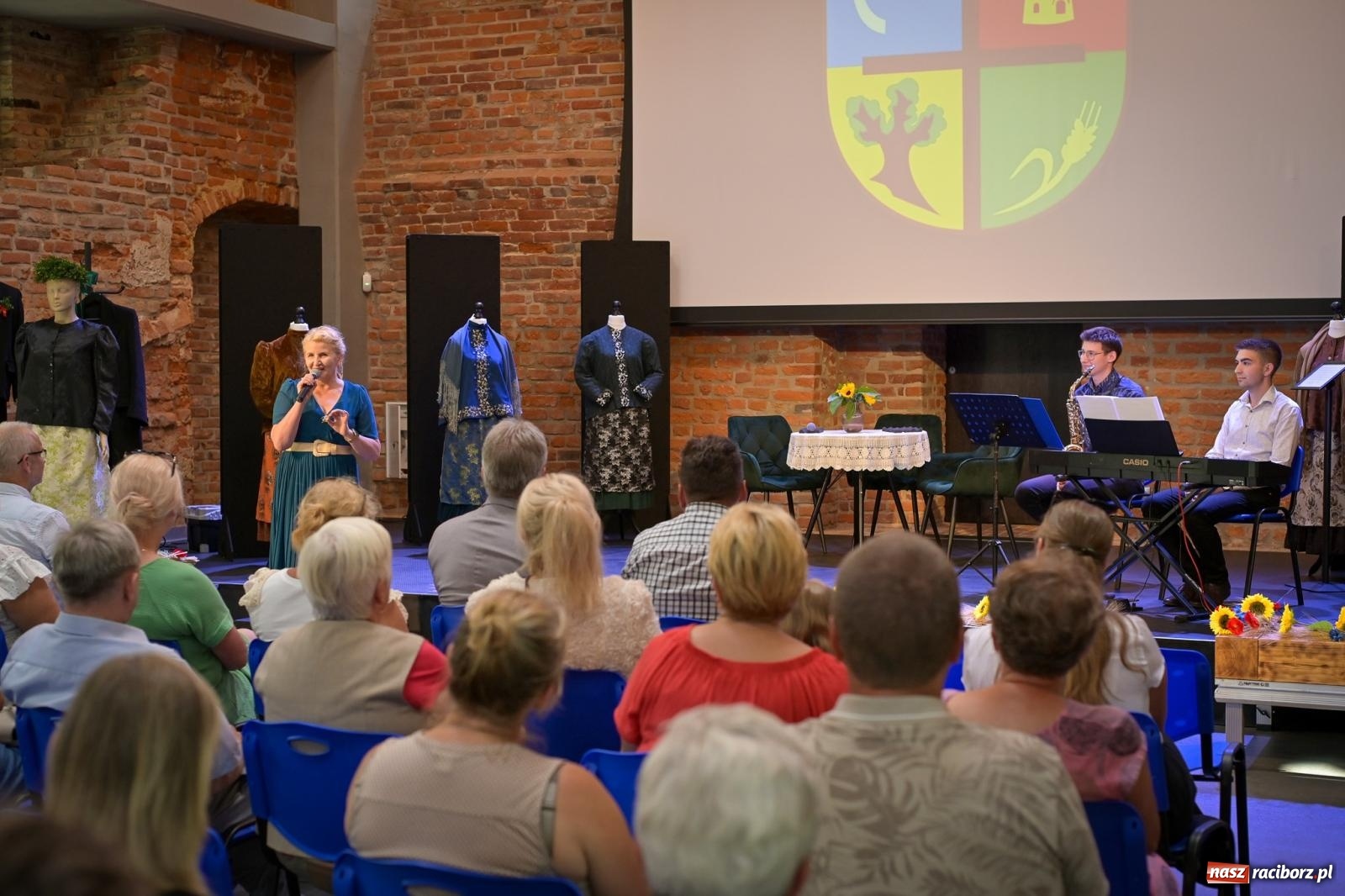 Zdjęcie w galerii na portalu naszraciborz.pl: Wernisaż i konferencja o śląskim stroju ludowym w Tworkowie wiadomości z regionu