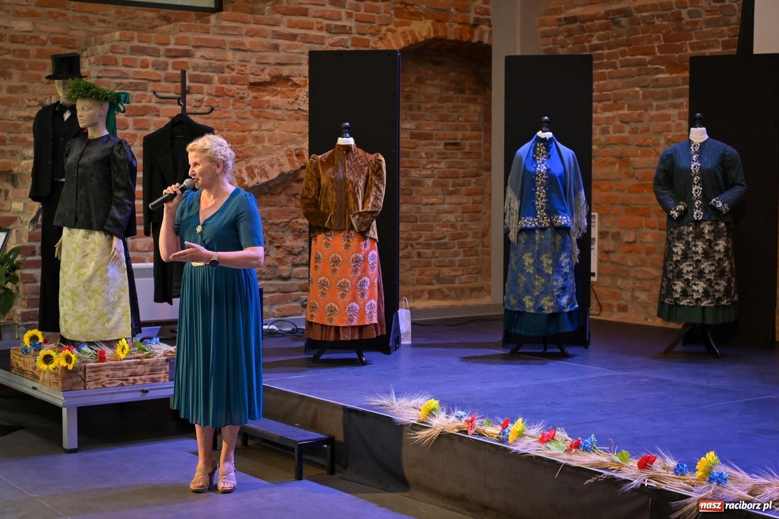 Zdjęcie w galerii na portalu naszraciborz.pl: Wernisaż i konferencja o śląskim stroju ludowym w Tworkowie wiadomości z regionu