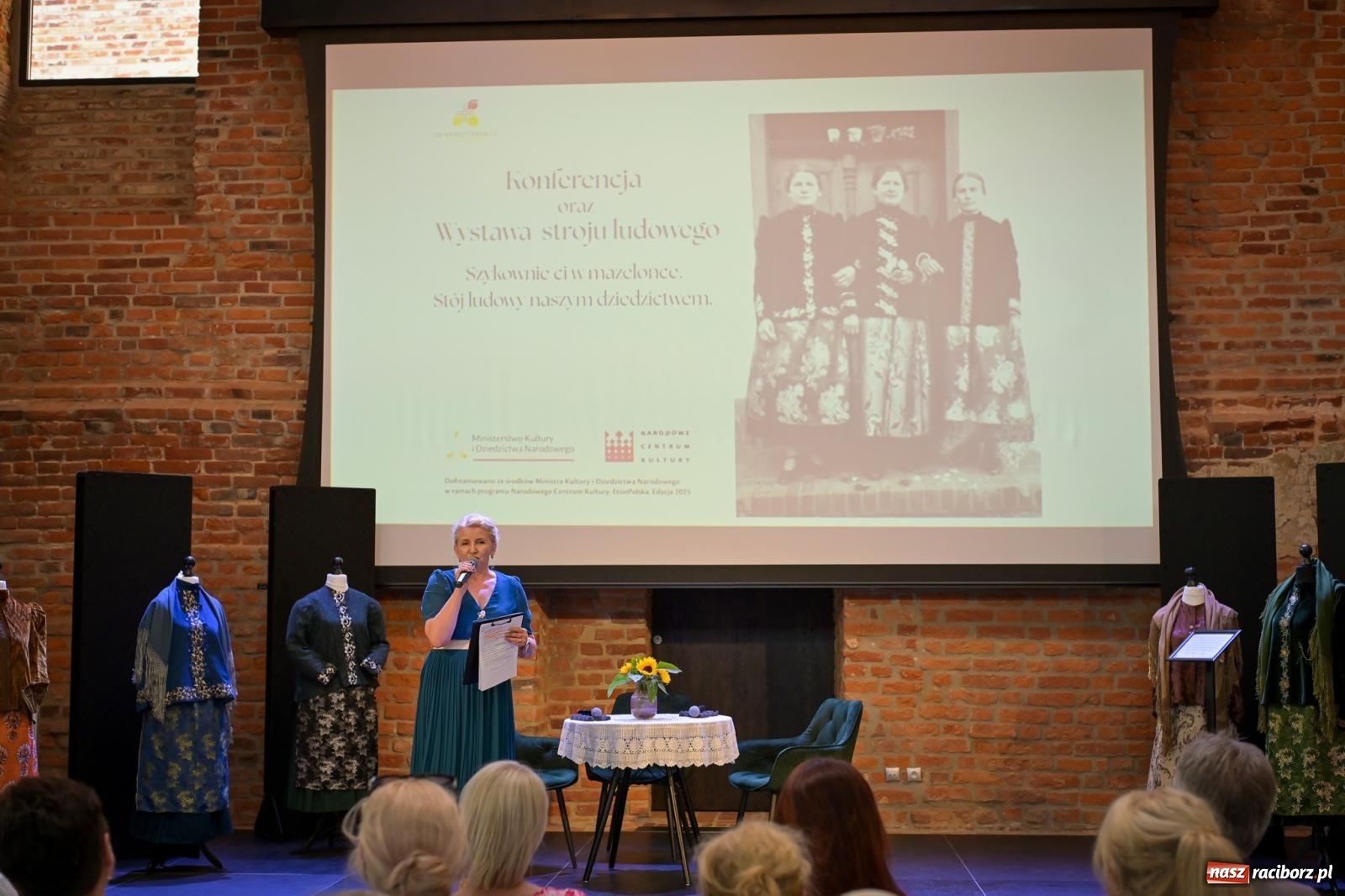 Zdjęcie w galerii na portalu naszraciborz.pl: Wernisaż i konferencja o śląskim stroju ludowym w Tworkowie wiadomości z regionu