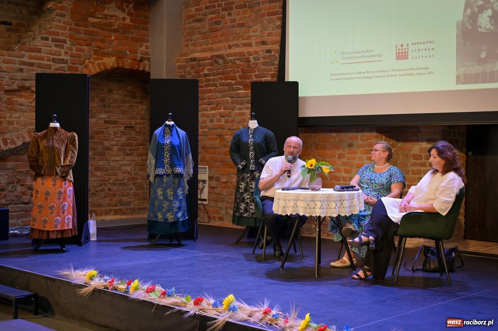 Zdjęcie w galerii na portalu naszraciborz.pl: Wernisaż i konferencja o śląskim stroju ludowym w Tworkowie wiadomości z regionu