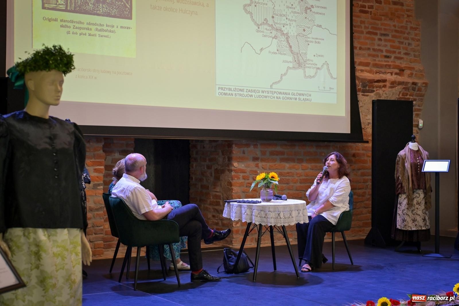 Zdjęcie w galerii na portalu naszraciborz.pl: Wernisaż i konferencja o śląskim stroju ludowym w Tworkowie wiadomości z regionu