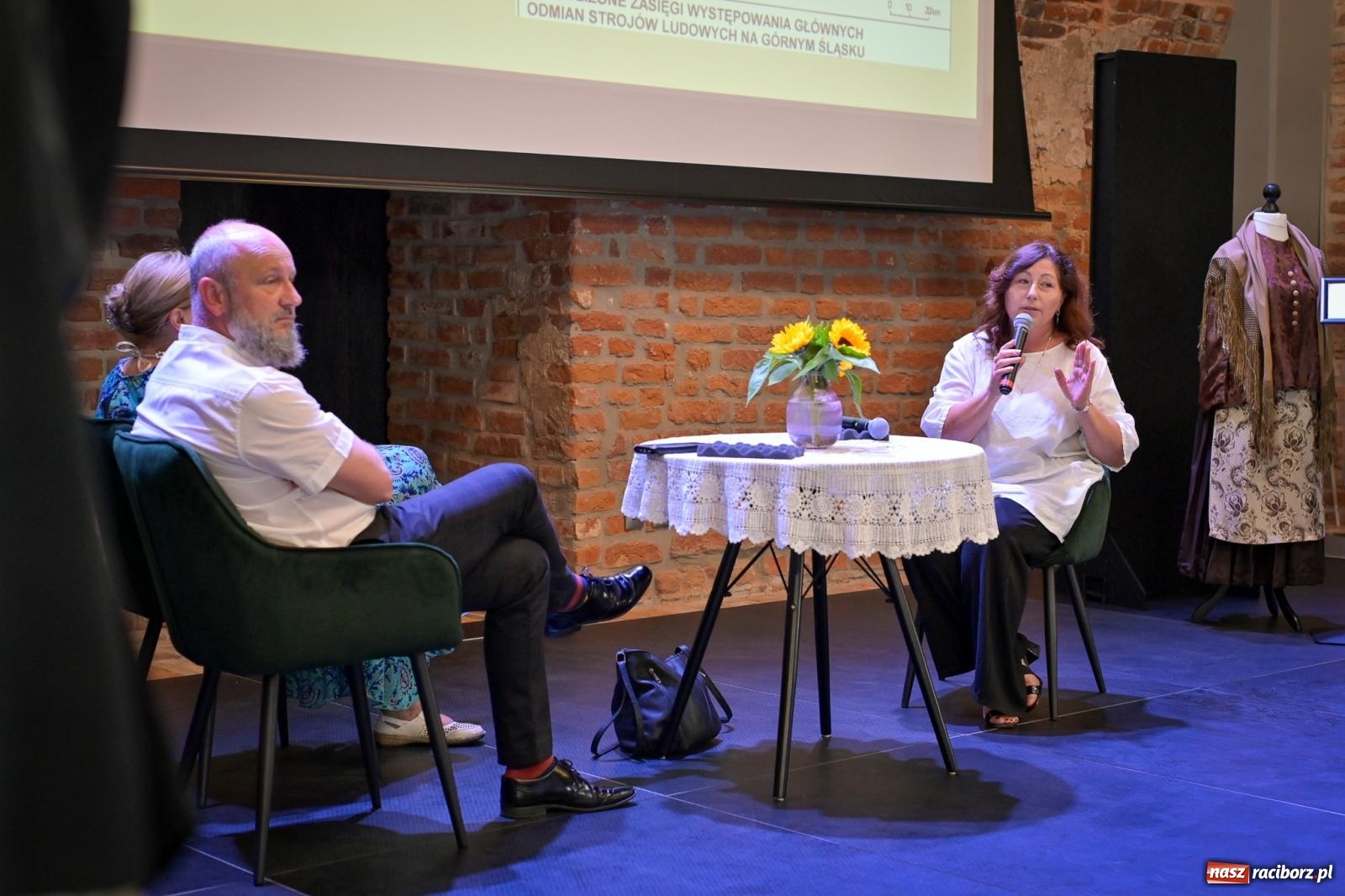 Zdjęcie w galerii na portalu naszraciborz.pl: Wernisaż i konferencja o śląskim stroju ludowym w Tworkowie wiadomości z regionu