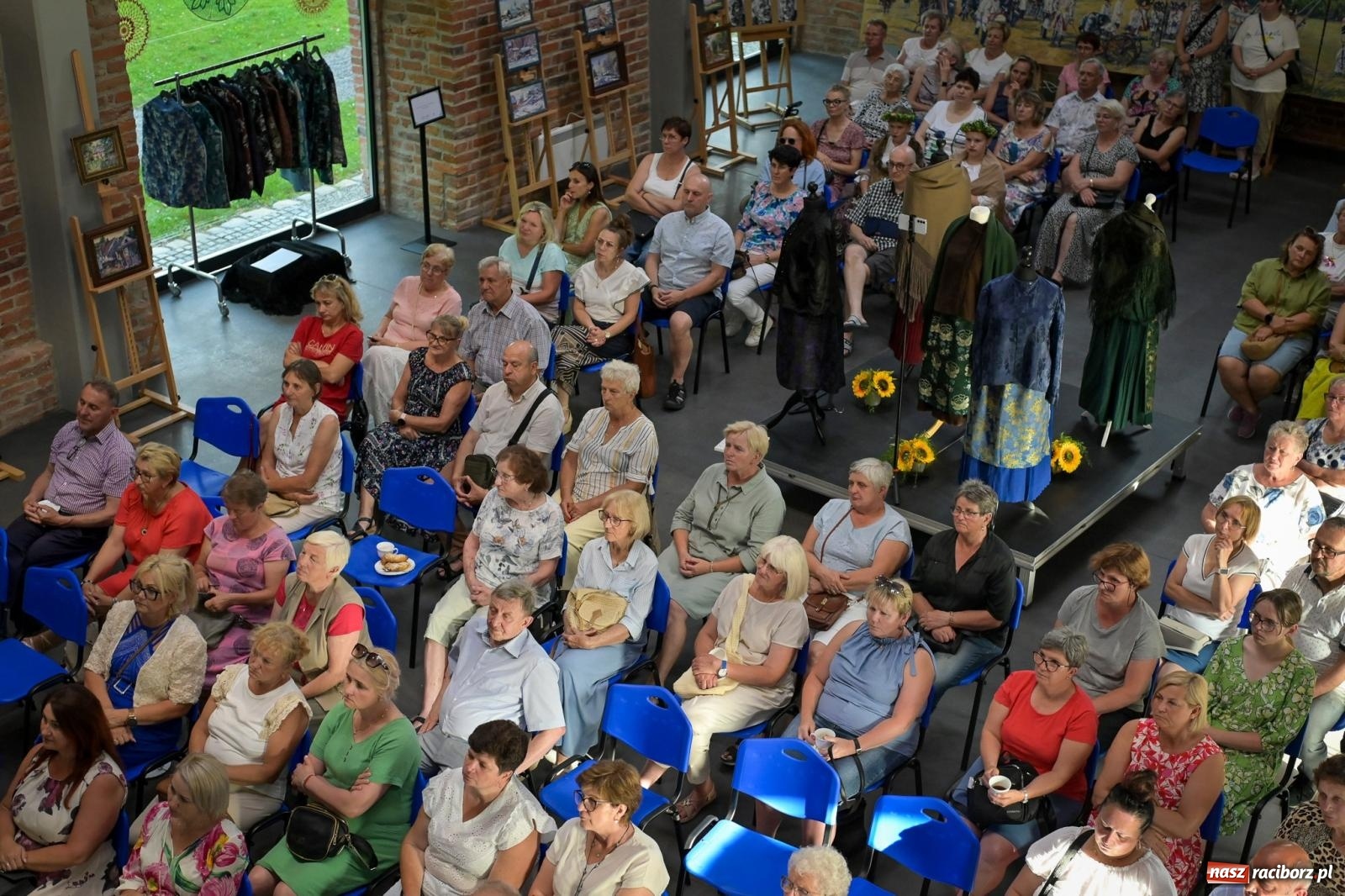 Zdjęcie w galerii na portalu naszraciborz.pl: Wernisaż i konferencja o śląskim stroju ludowym w Tworkowie wiadomości z regionu