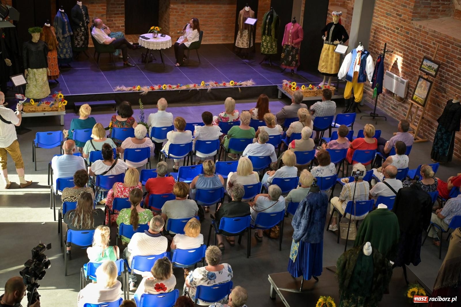 Zdjęcie w galerii na portalu naszraciborz.pl: Wernisaż i konferencja o śląskim stroju ludowym w Tworkowie wiadomości z regionu