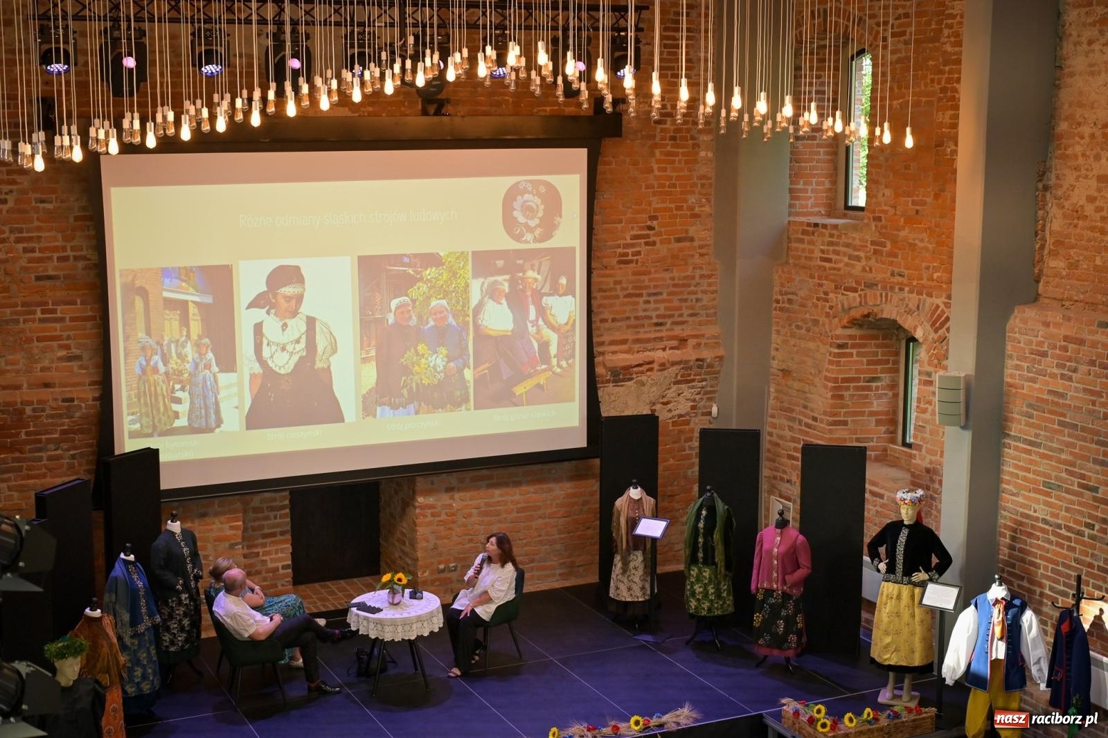 Zdjęcie w galerii na portalu naszraciborz.pl: Wernisaż i konferencja o śląskim stroju ludowym w Tworkowie wiadomości z regionu
