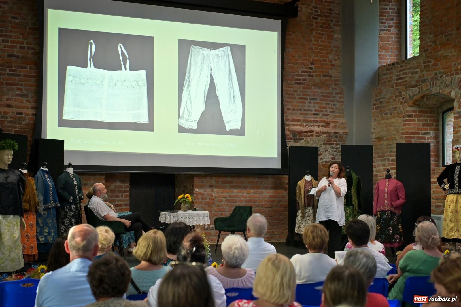Zdjęcie w galerii na portalu naszraciborz.pl: Wernisaż i konferencja o śląskim stroju ludowym w Tworkowie wiadomości z regionu