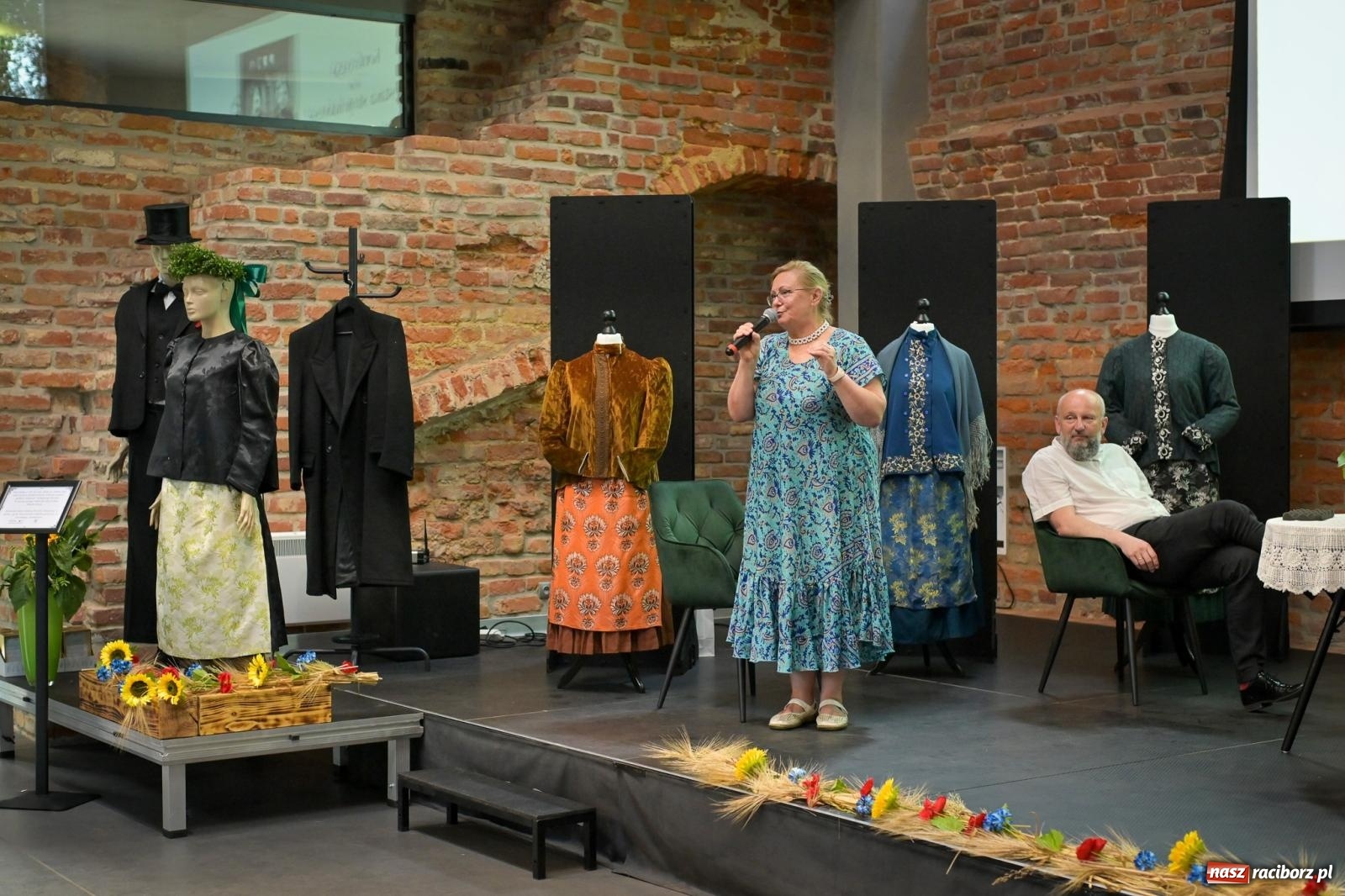 Zdjęcie w galerii na portalu naszraciborz.pl: Wernisaż i konferencja o śląskim stroju ludowym w Tworkowie wiadomości z regionu