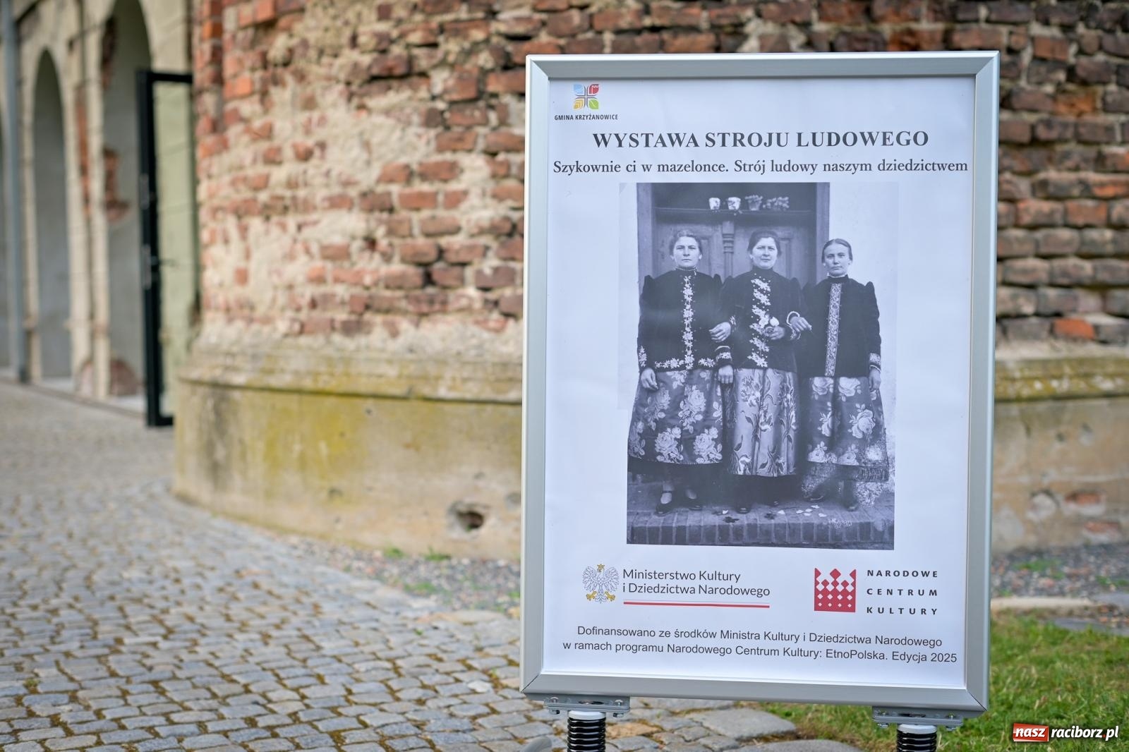 Zdjęcie w galerii na portalu naszraciborz.pl: Wernisaż i konferencja o śląskim stroju ludowym w Tworkowie wiadomości z regionu