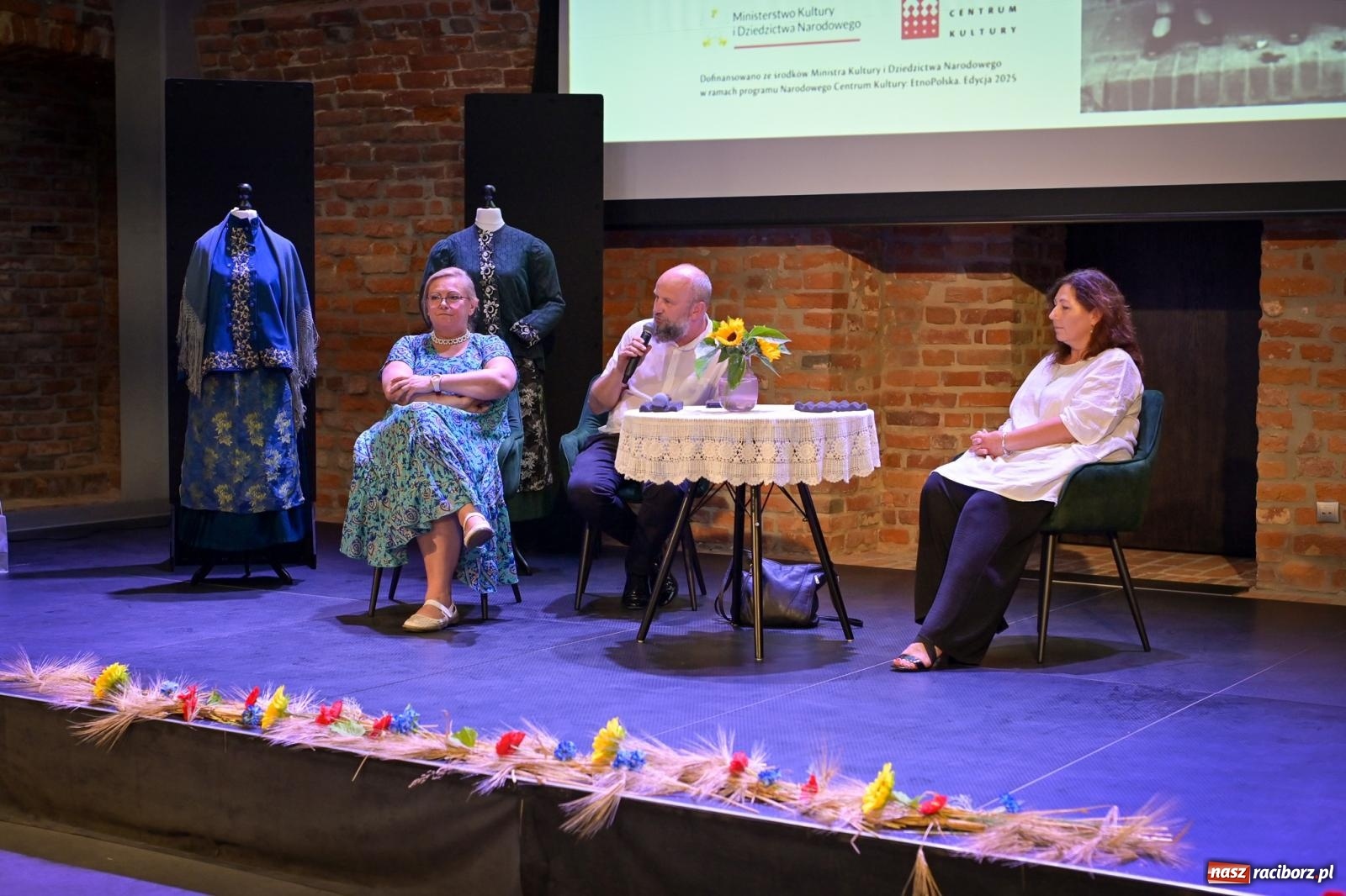 Zdjęcie w galerii na portalu naszraciborz.pl: Wernisaż i konferencja o śląskim stroju ludowym w Tworkowie wiadomości z regionu