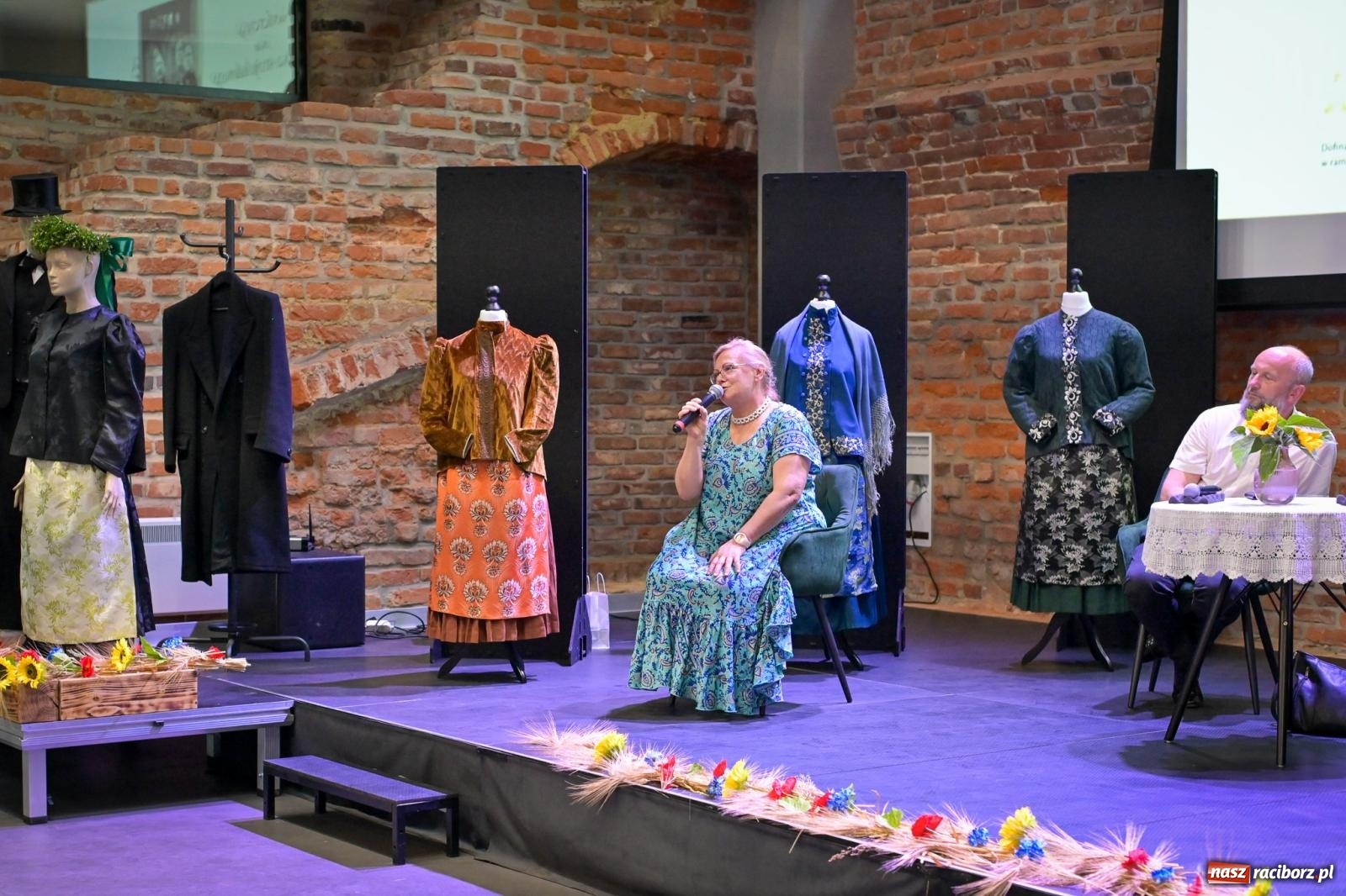Zdjęcie w galerii na portalu naszraciborz.pl: Wernisaż i konferencja o śląskim stroju ludowym w Tworkowie wiadomości z regionu
