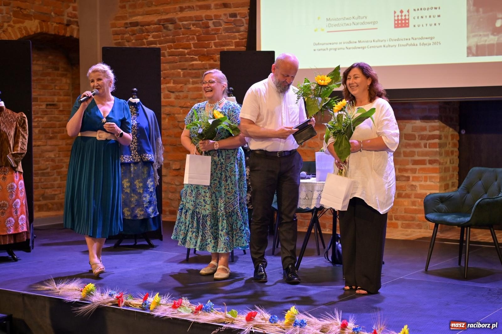 Zdjęcie w galerii na portalu naszraciborz.pl: Wernisaż i konferencja o śląskim stroju ludowym w Tworkowie wiadomości z regionu