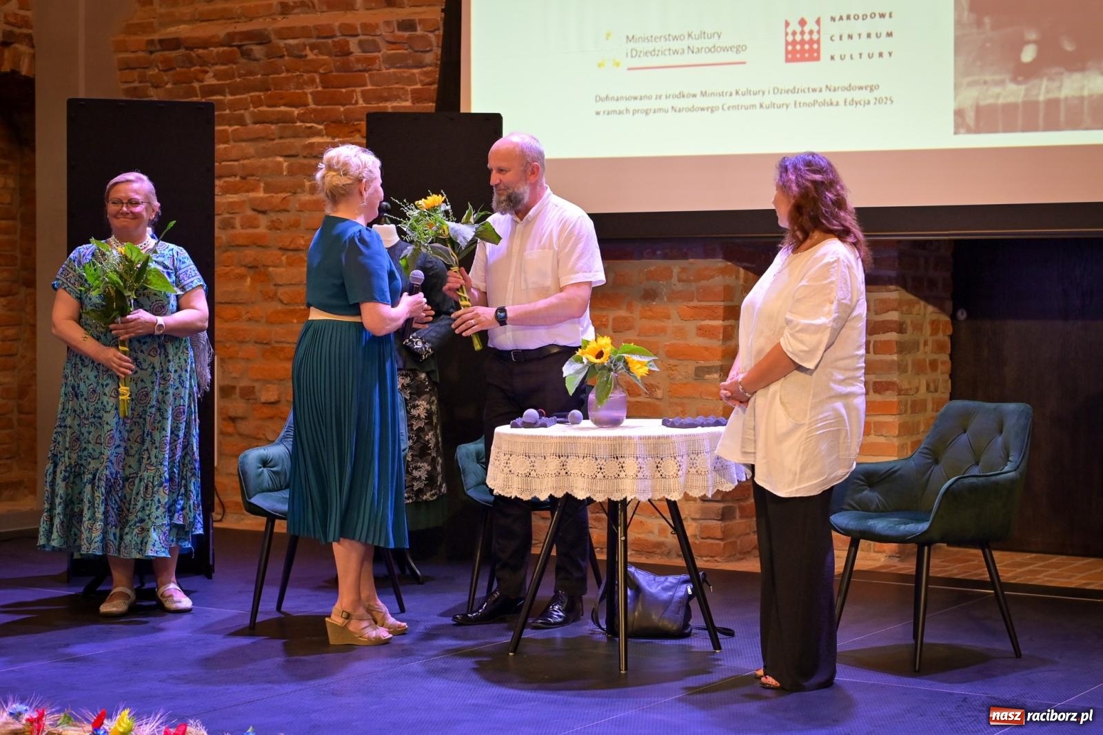 Zdjęcie w galerii na portalu naszraciborz.pl: Wernisaż i konferencja o śląskim stroju ludowym w Tworkowie wiadomości z regionu