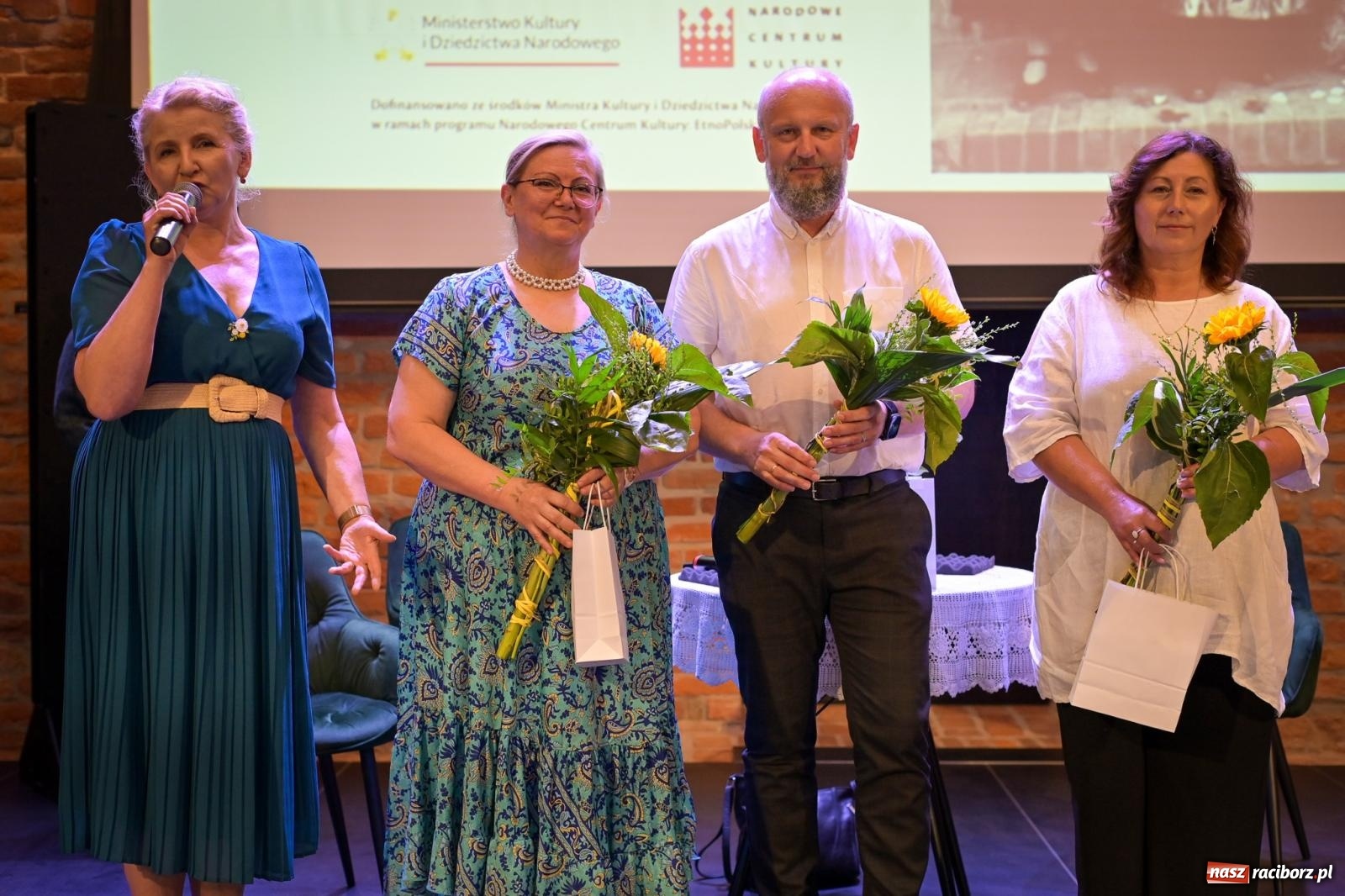 Zdjęcie w galerii na portalu naszraciborz.pl: Wernisaż i konferencja o śląskim stroju ludowym w Tworkowie wiadomości z regionu