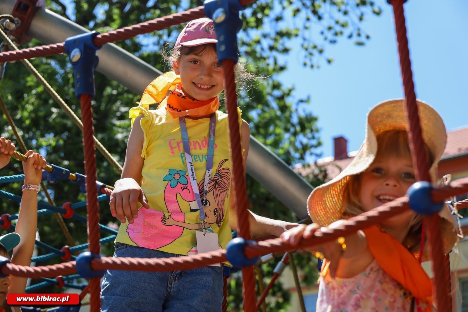 Zdjęcie w galerii na portalu naszraciborz.pl: Zaczęło się ogniście! Ruszyło Lato z Biblioteką wiadomości z regionu
