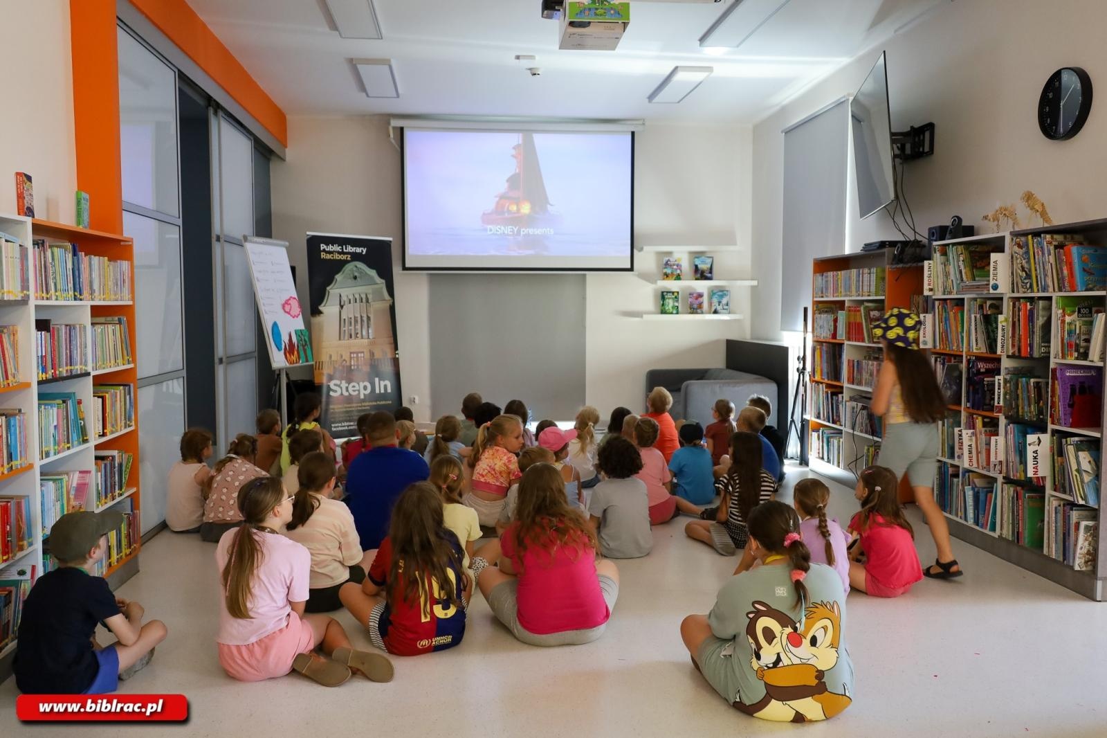 Zdjęcie w galerii na portalu naszraciborz.pl: Zaczęło się ogniście! Ruszyło Lato z Biblioteką wiadomości z regionu
