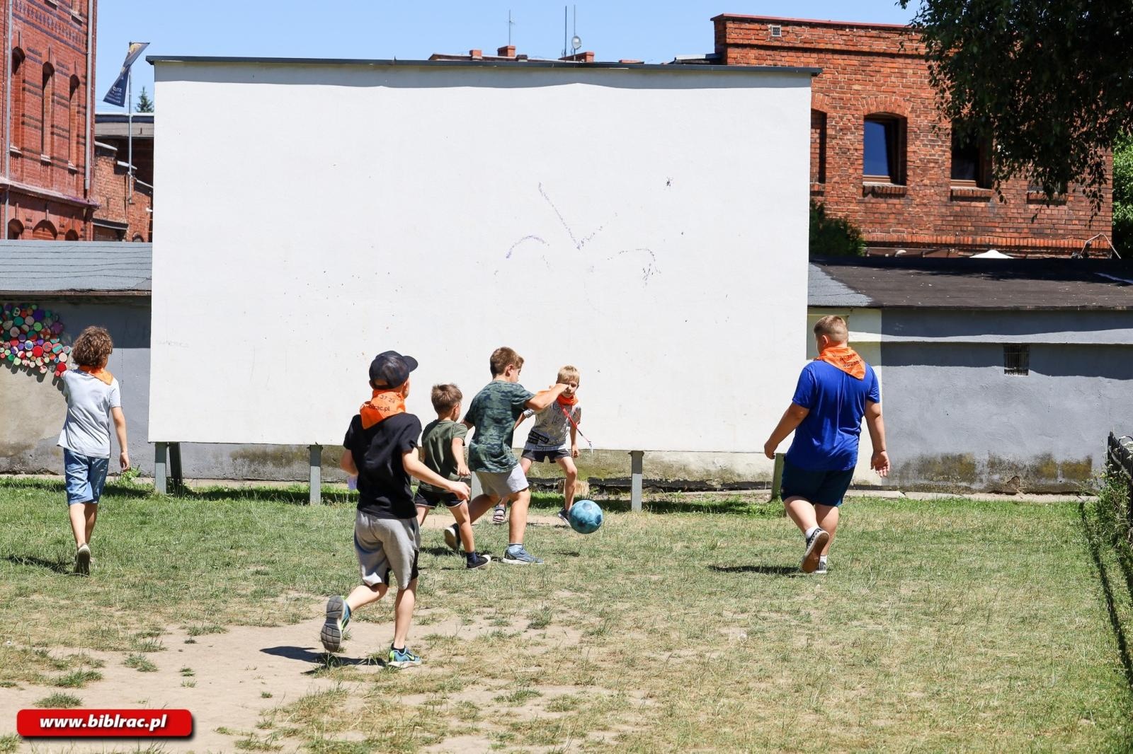 Zdjęcie w galerii na portalu naszraciborz.pl: Zaczęło się ogniście! Ruszyło Lato z Biblioteką wiadomości z regionu