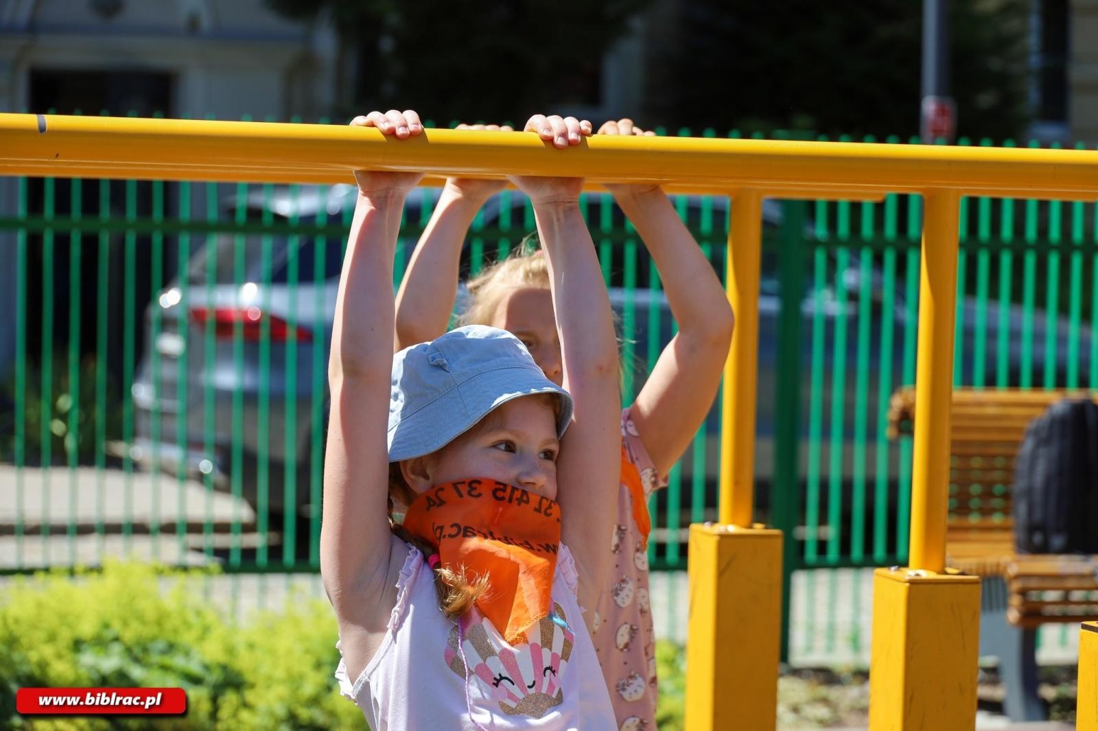 Zdjęcie w galerii na portalu naszraciborz.pl: Zaczęło się ogniście! Ruszyło Lato z Biblioteką wiadomości z regionu