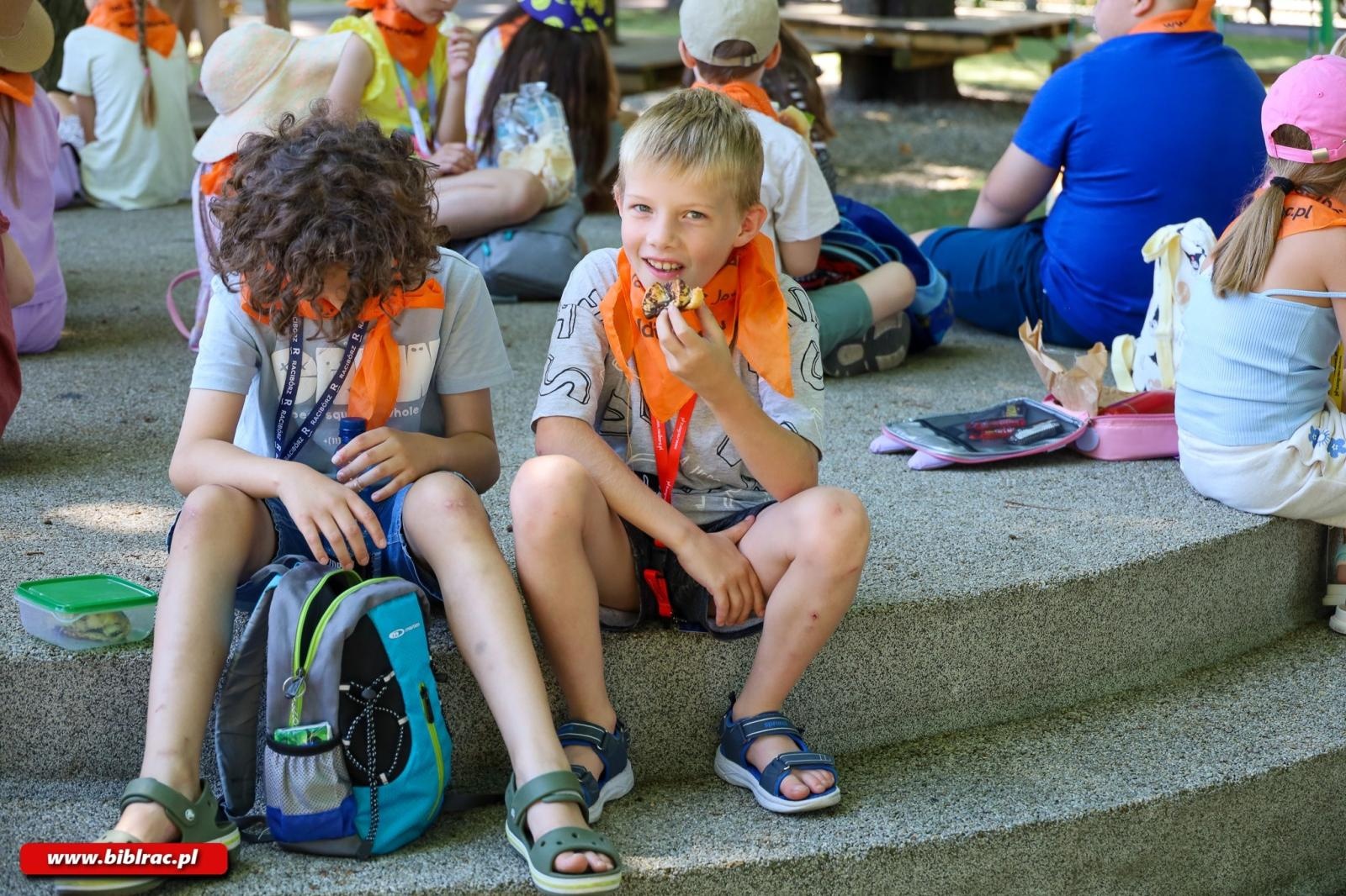 Zdjęcie w galerii na portalu naszraciborz.pl: Zaczęło się ogniście! Ruszyło Lato z Biblioteką wiadomości z regionu