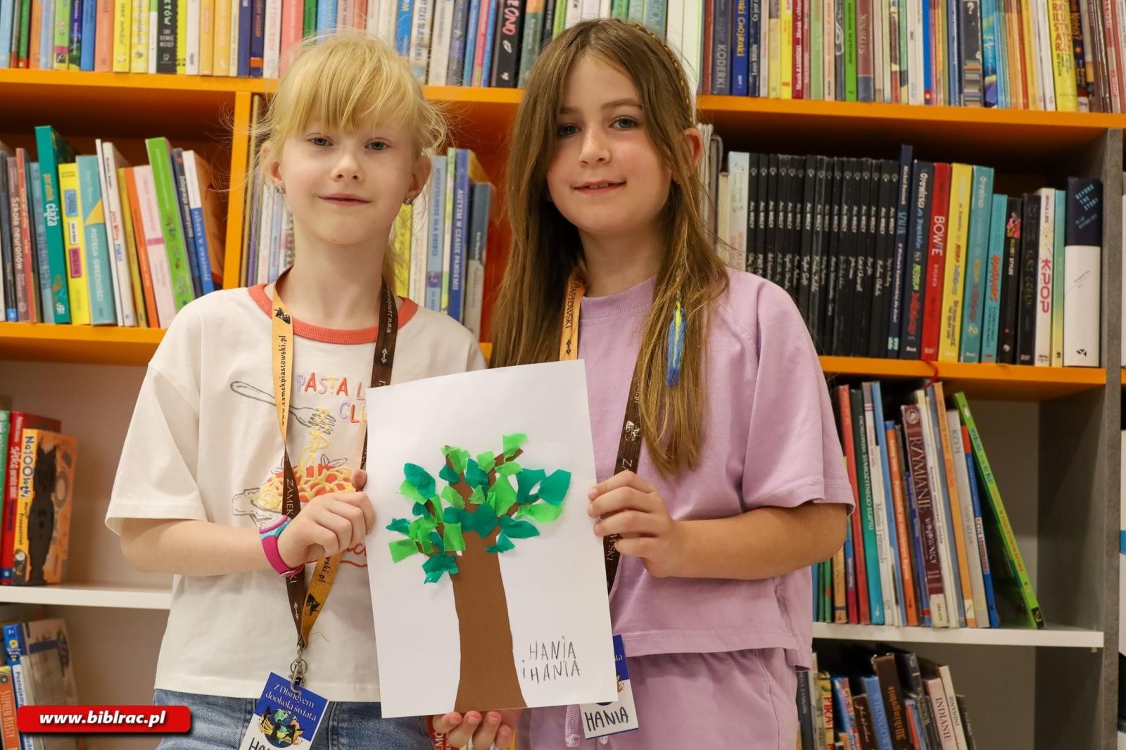 Zdjęcie w galerii na portalu naszraciborz.pl: Zaczęło się ogniście! Ruszyło Lato z Biblioteką wiadomości z regionu