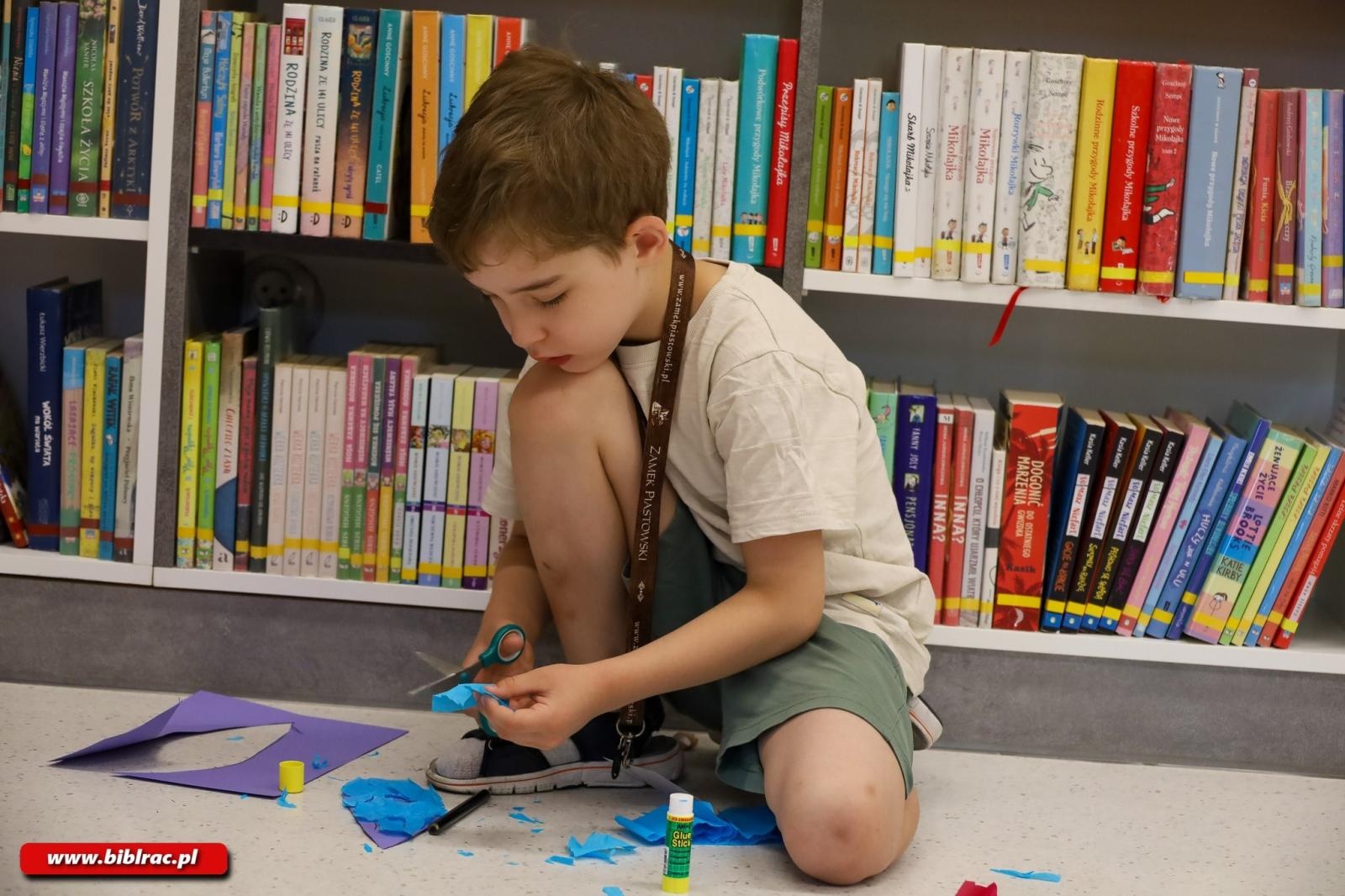 Zdjęcie w galerii na portalu naszraciborz.pl: Zaczęło się ogniście! Ruszyło Lato z Biblioteką wiadomości z regionu