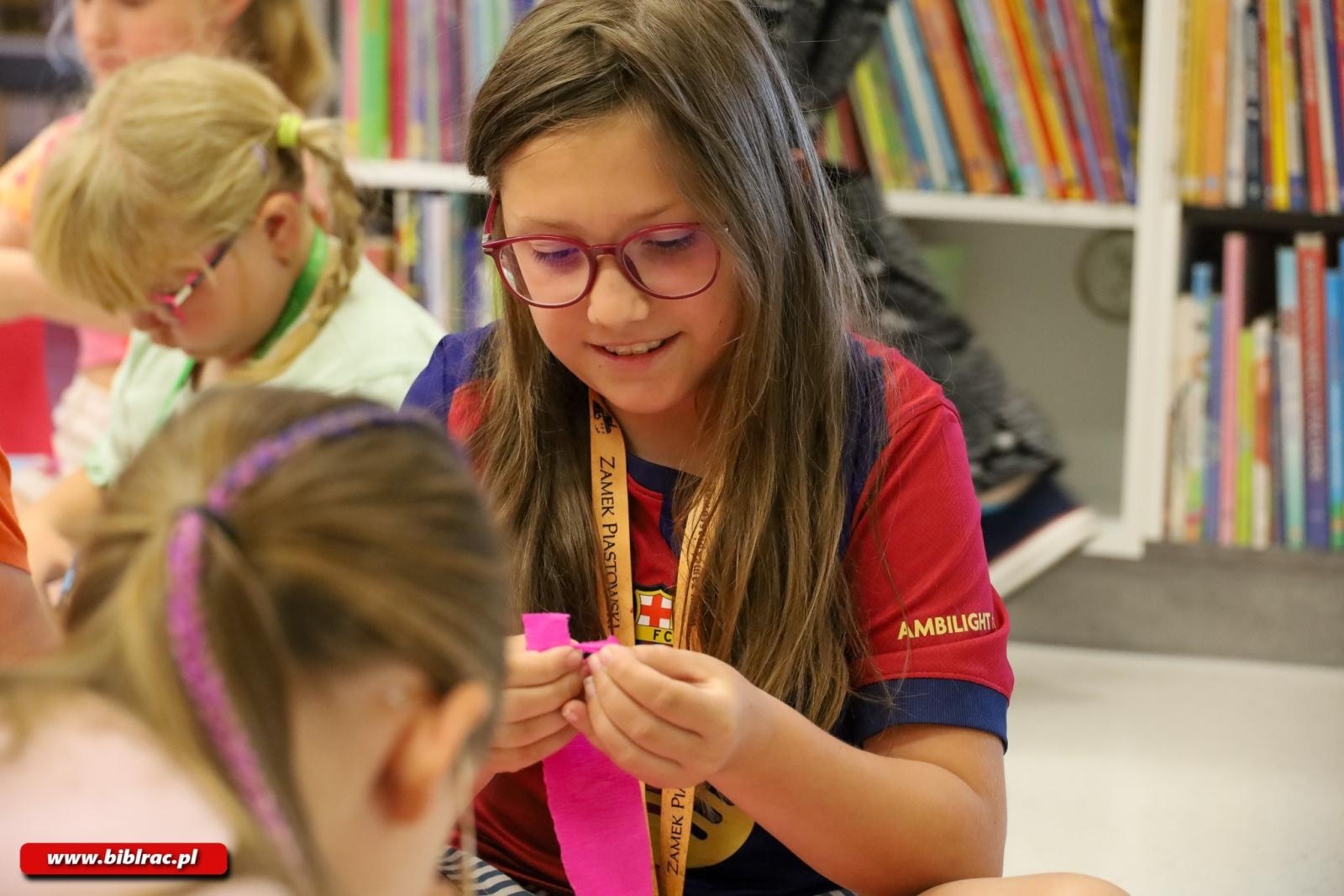 Zdjęcie w galerii na portalu naszraciborz.pl: Zaczęło się ogniście! Ruszyło Lato z Biblioteką wiadomości z regionu