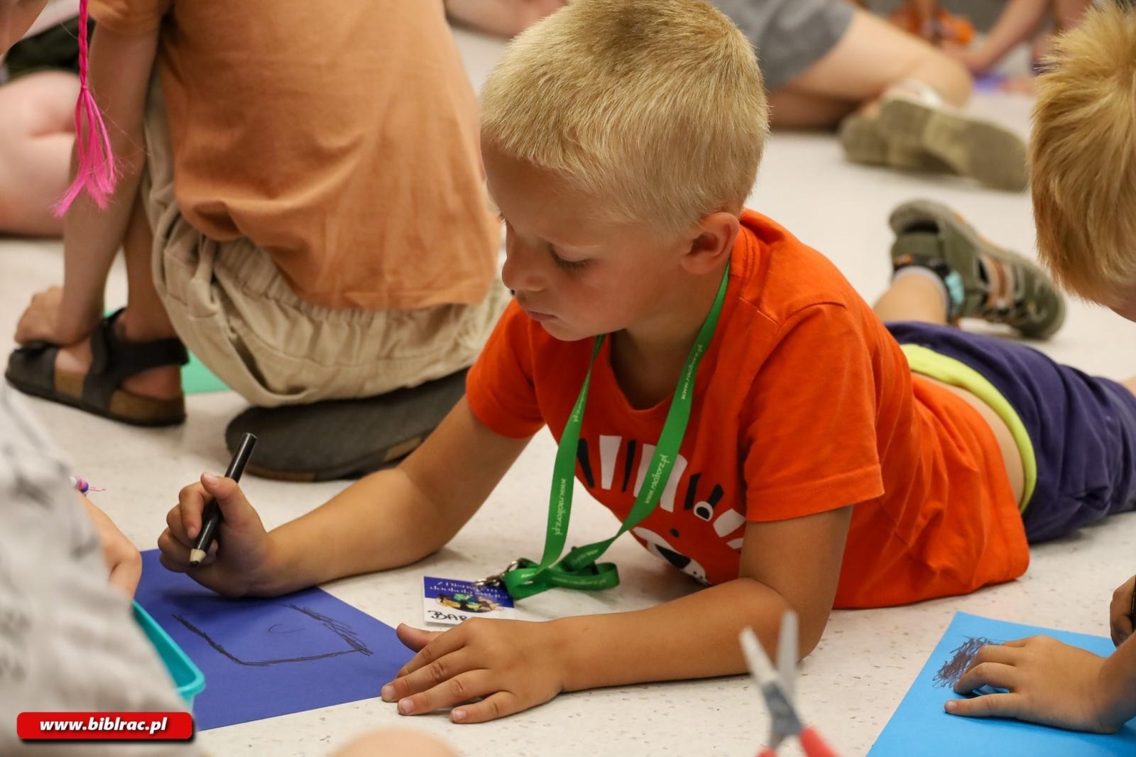 Zdjęcie w galerii na portalu naszraciborz.pl: Zaczęło się ogniście! Ruszyło Lato z Biblioteką wiadomości z regionu