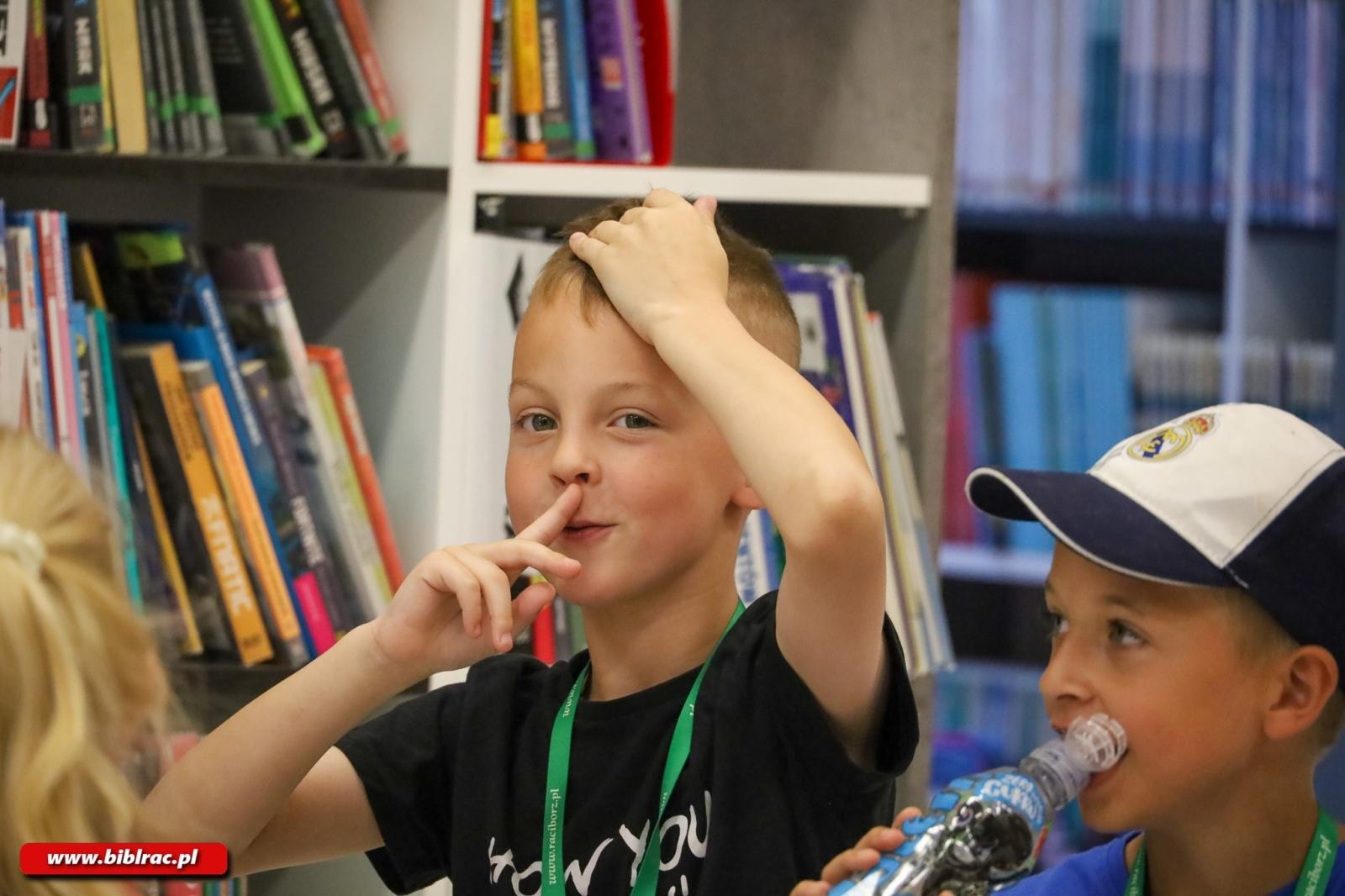 Zdjęcie w galerii na portalu naszraciborz.pl: Zaczęło się ogniście! Ruszyło Lato z Biblioteką wiadomości z regionu