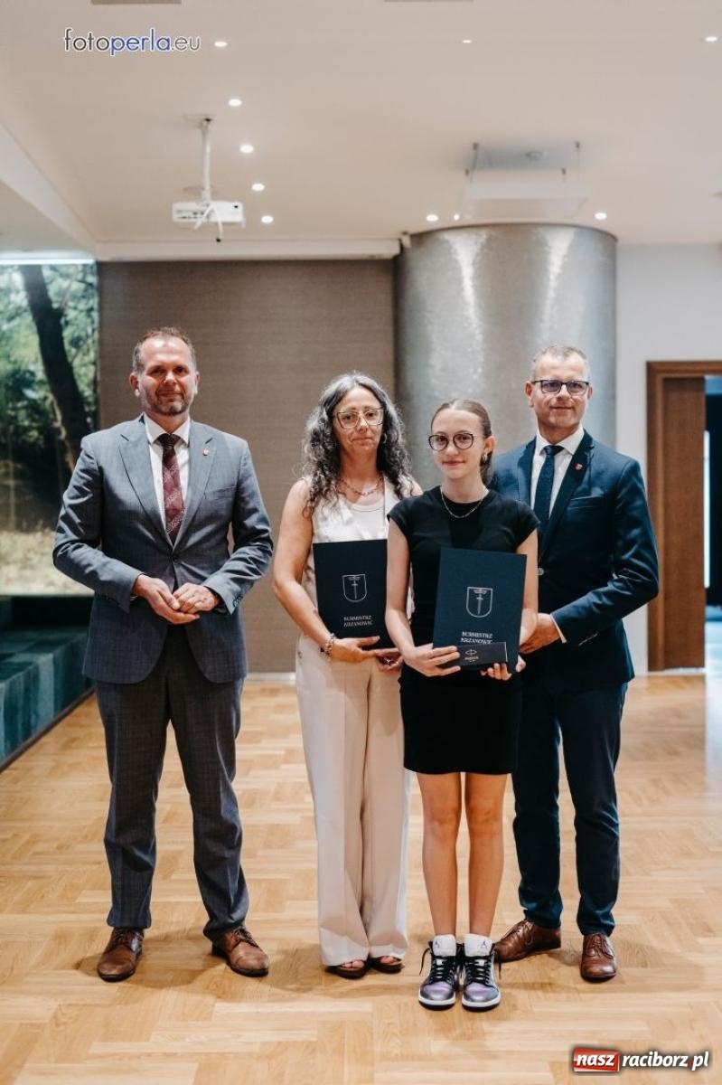 Zdjęcie w galerii na portalu naszraciborz.pl: Najzdolniejsi uczniowie z gminy Krzanowice nagrodzeni przez burmistrza wiadomości z regionu