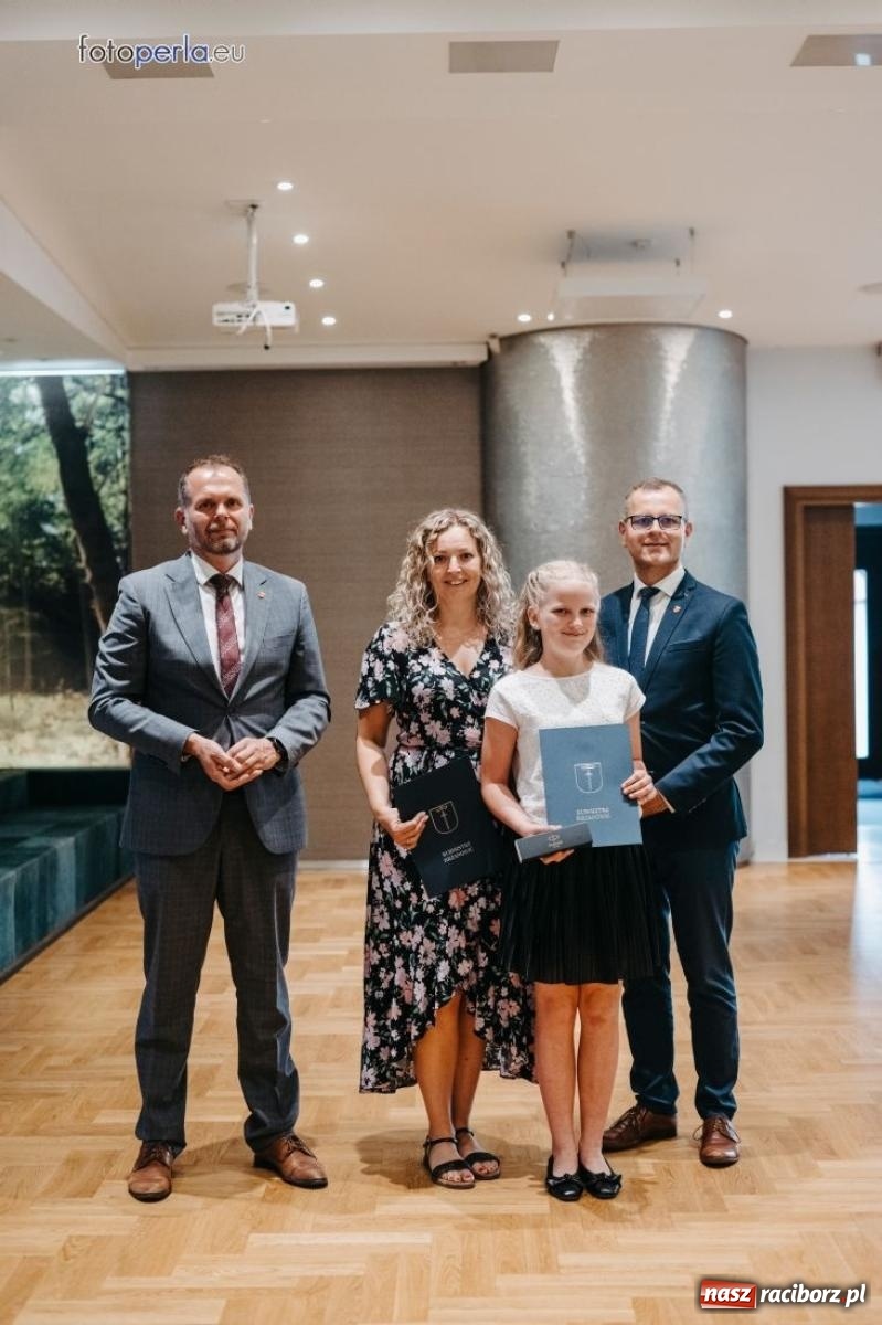 Zdjęcie w galerii na portalu naszraciborz.pl: Najzdolniejsi uczniowie z gminy Krzanowice nagrodzeni przez burmistrza wiadomości z regionu