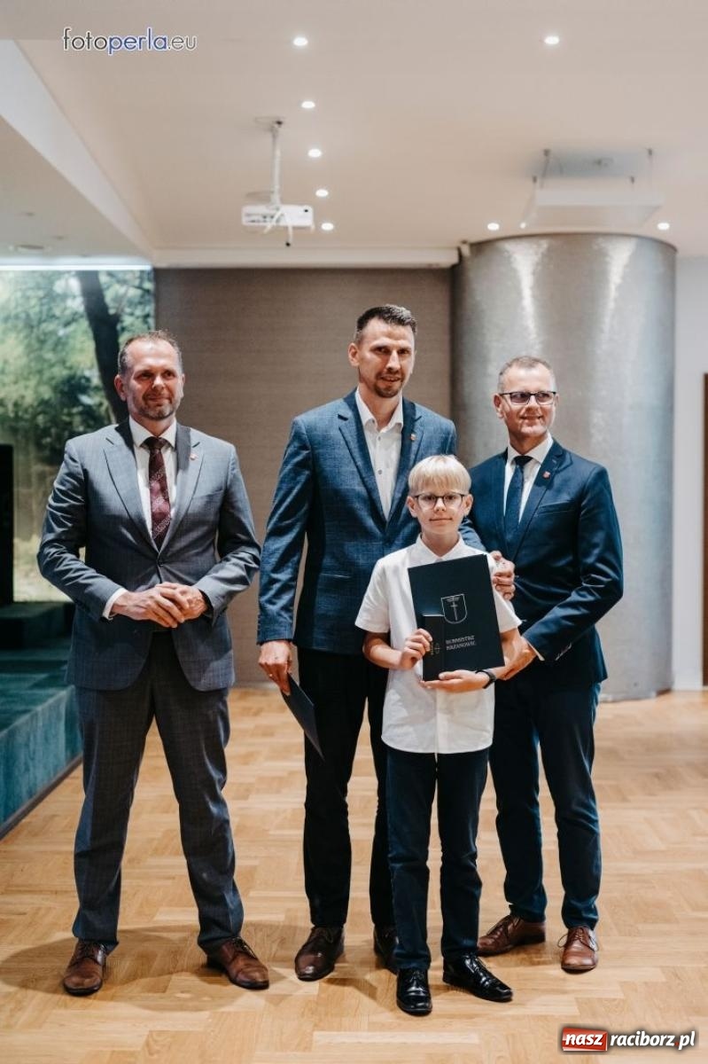 Zdjęcie w galerii na portalu naszraciborz.pl: Najzdolniejsi uczniowie z gminy Krzanowice nagrodzeni przez burmistrza wiadomości z regionu