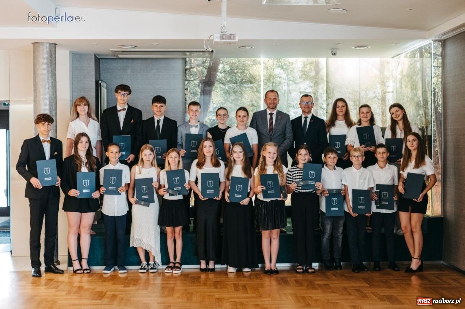 Zdjęcie w galerii na portalu naszraciborz.pl: Najzdolniejsi uczniowie z gminy Krzanowice nagrodzeni przez burmistrza wiadomości z regionu