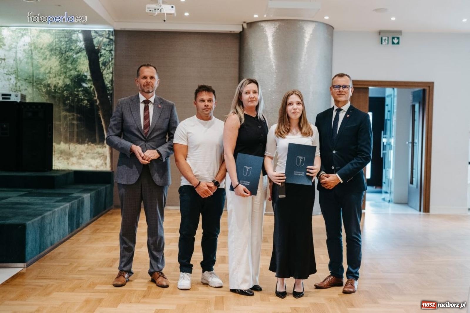 Zdjęcie w galerii na portalu naszraciborz.pl: Najzdolniejsi uczniowie z gminy Krzanowice nagrodzeni przez burmistrza wiadomości z regionu